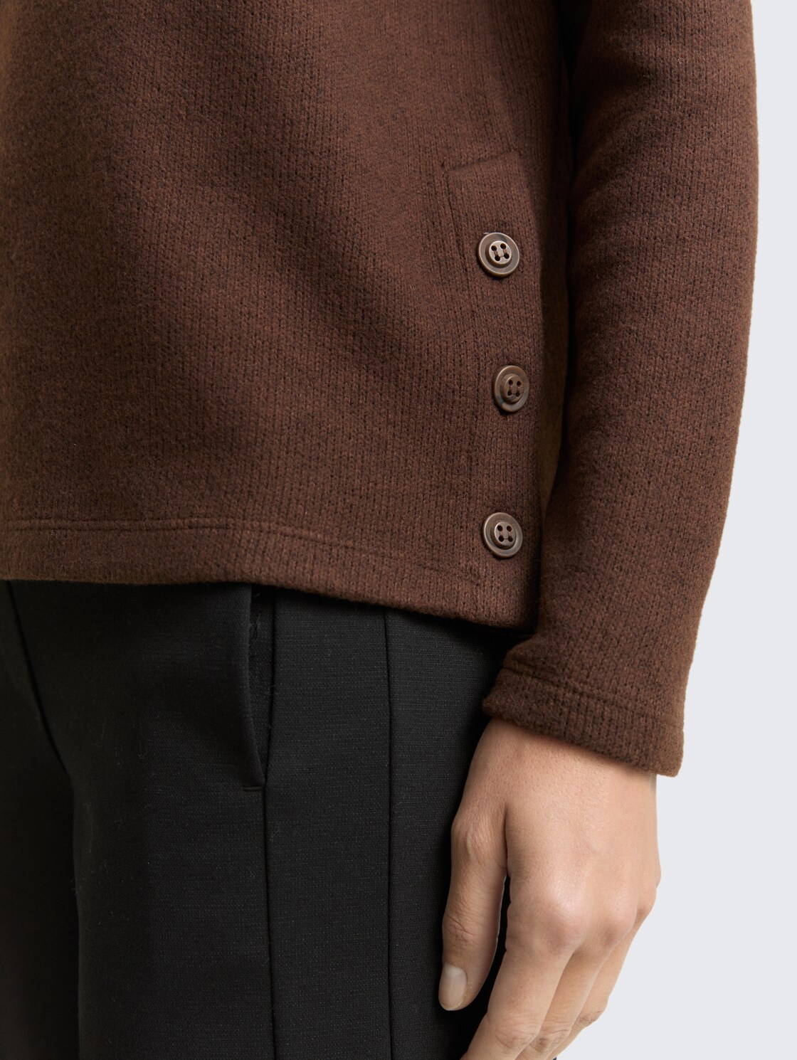 Soft-Touch Sweatshirt mit Knopf-Details - dark pecan brown melange - Detail-Model-Ansicht