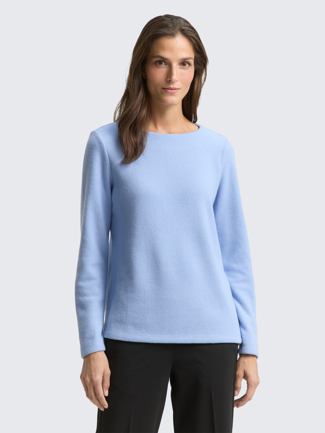 Soft-Touch Sweatshirt mit Knopf-Details - mid blue melange - Ausschnitt Model-Vorderansicht
