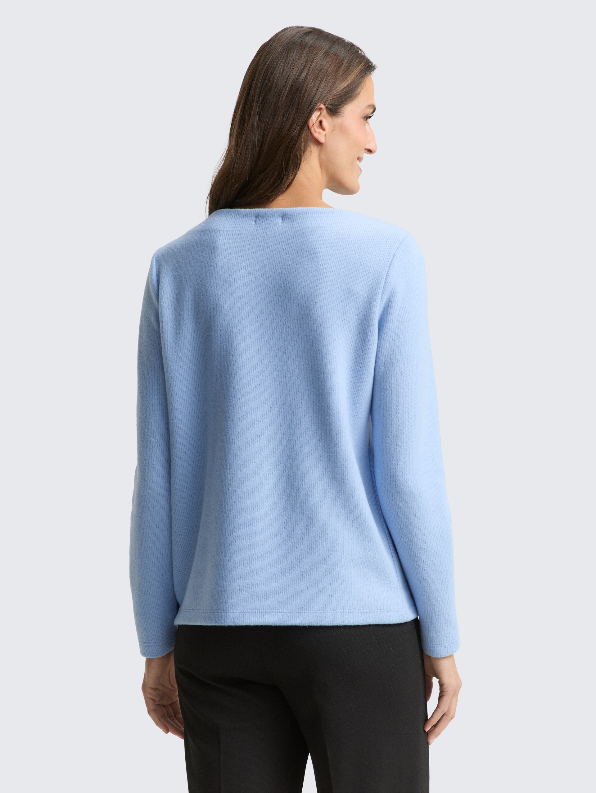 Soft-Touch Sweatshirt mit Knopf-Details - mid blue melange - Auschnitt Model-Rückansicht