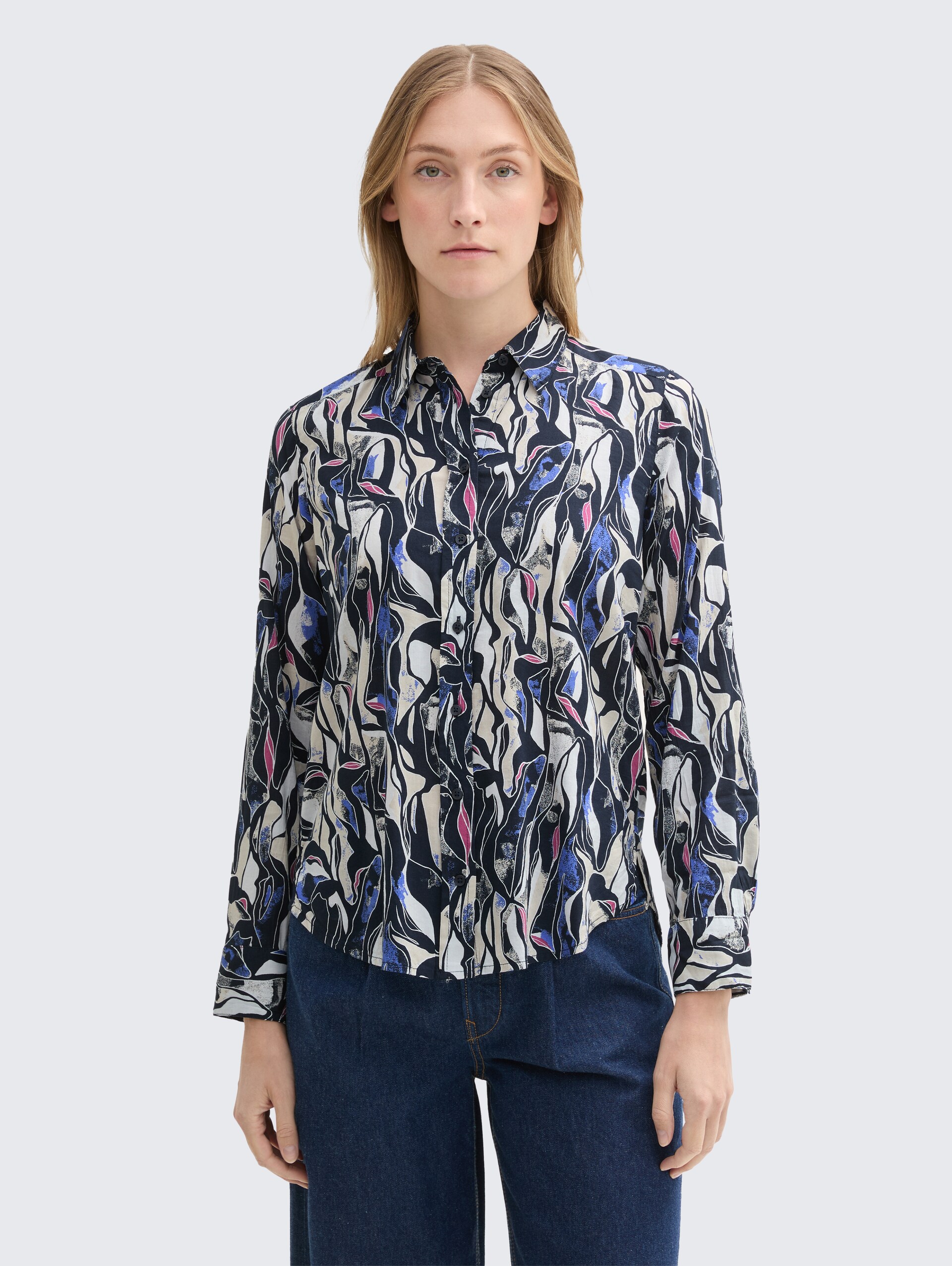 Bluse mit Muster - organic shapes design - Ausschnitt Model-Vorderansicht