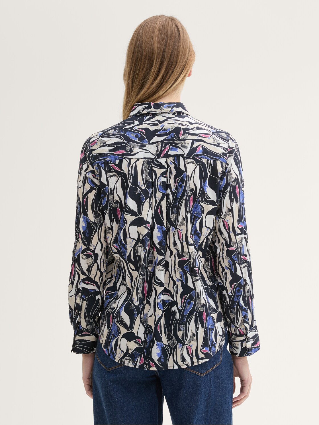 Bluse mit Muster - organic shapes design - Auschnitt Model-Rückansicht