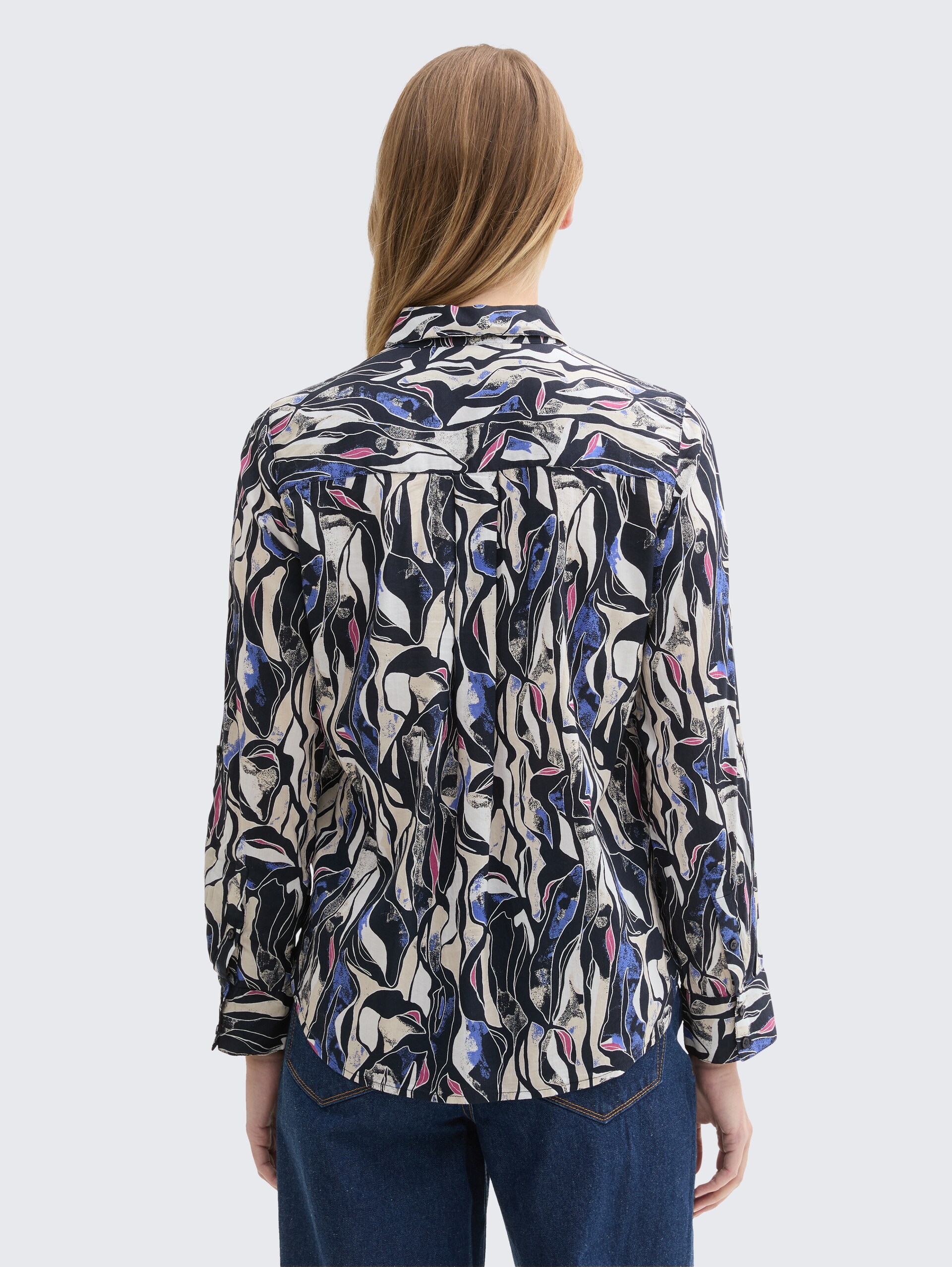 Bluse mit Muster - organic shapes design - Auschnitt Model-Rückansicht