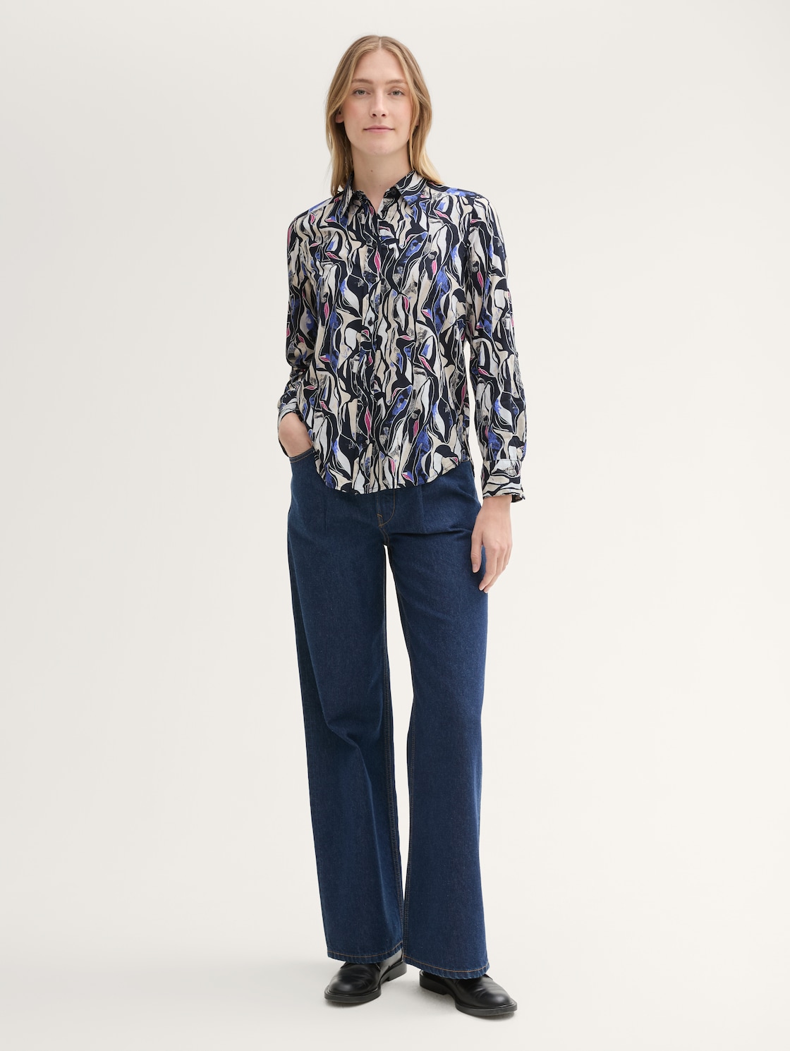 Bluse mit Muster - organic shapes design - Model-Vorderansicht