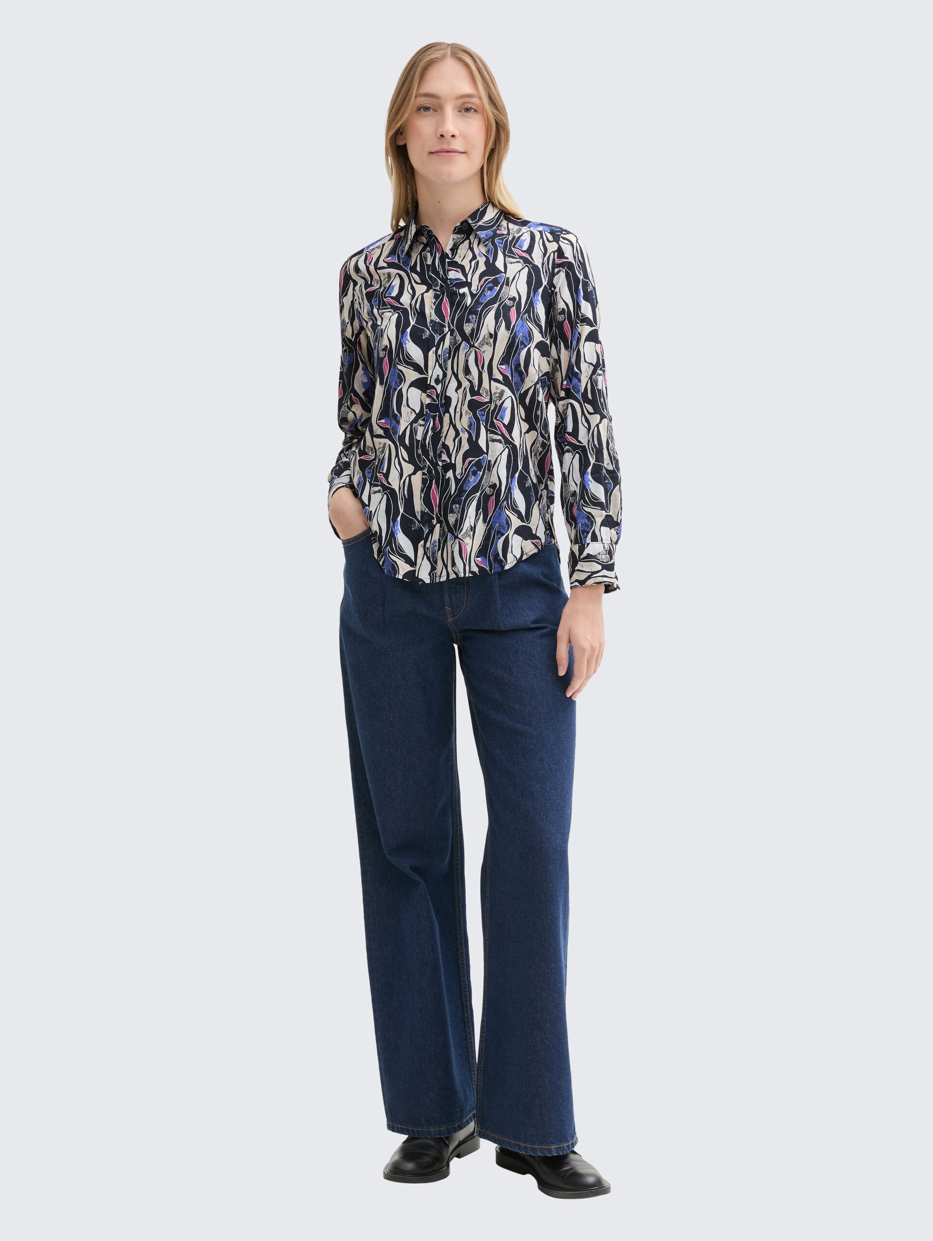 Bluse mit Muster - organic shapes design - Model-Vorderansicht