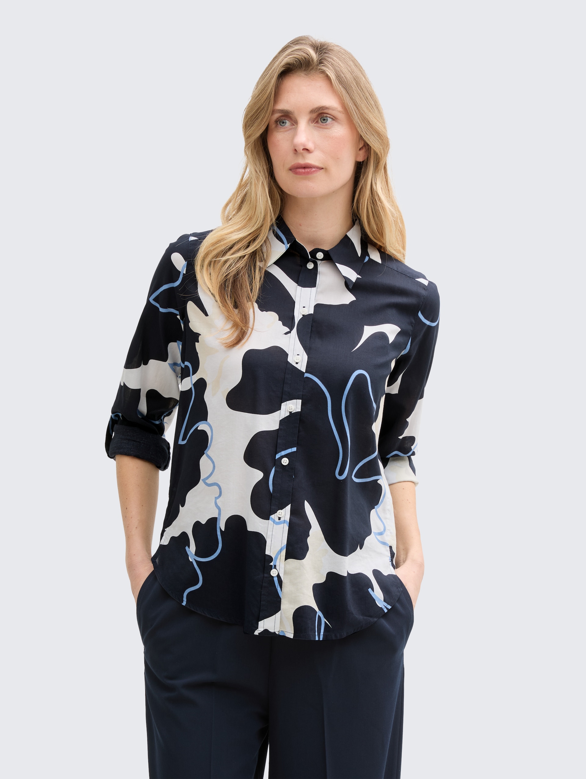 Bluse mit Muster - big floral shapes design - Ausschnitt Model-Vorderansicht