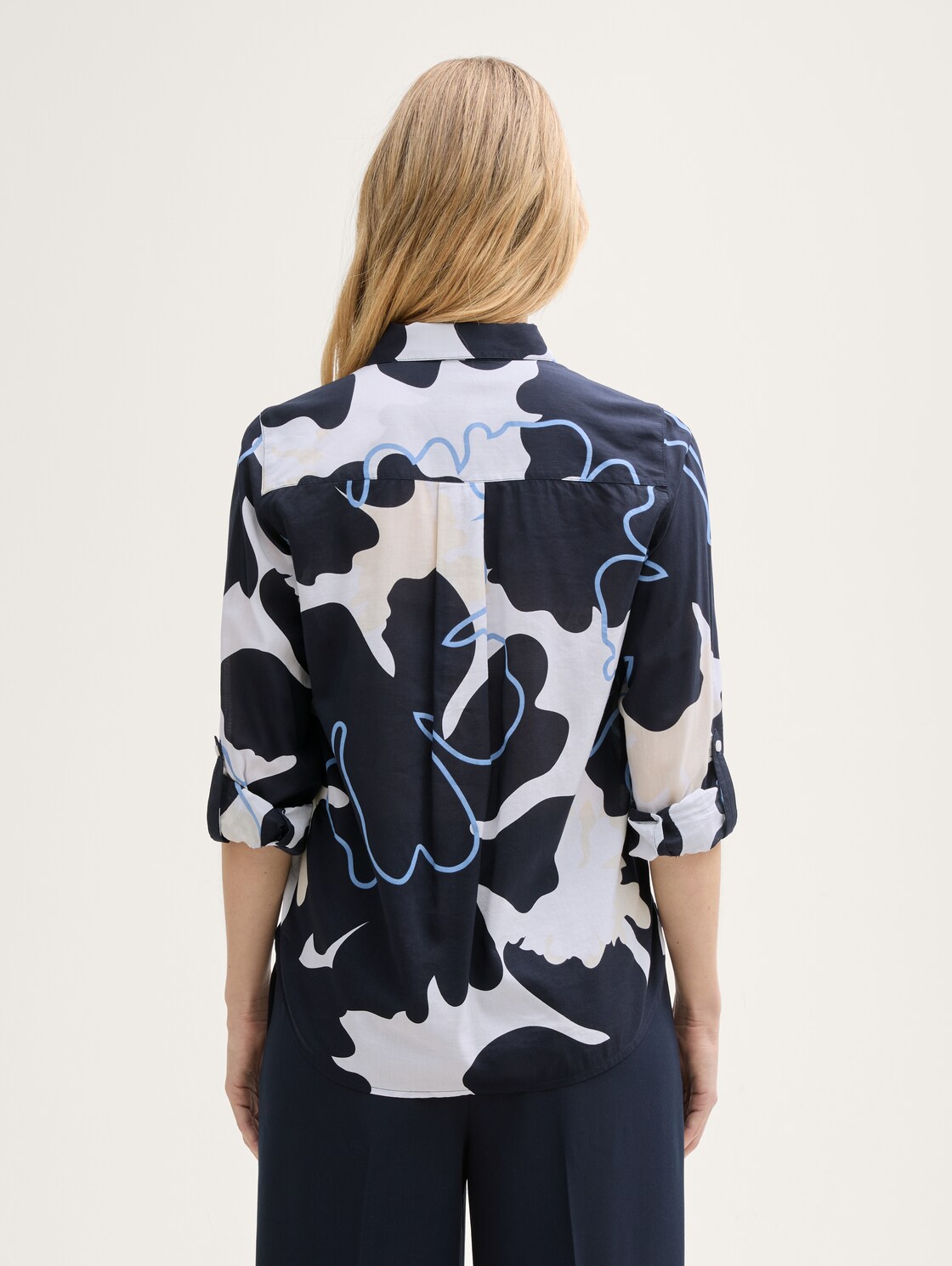 Bluse mit Muster - big floral shapes design - Auschnitt Model-Rückansicht