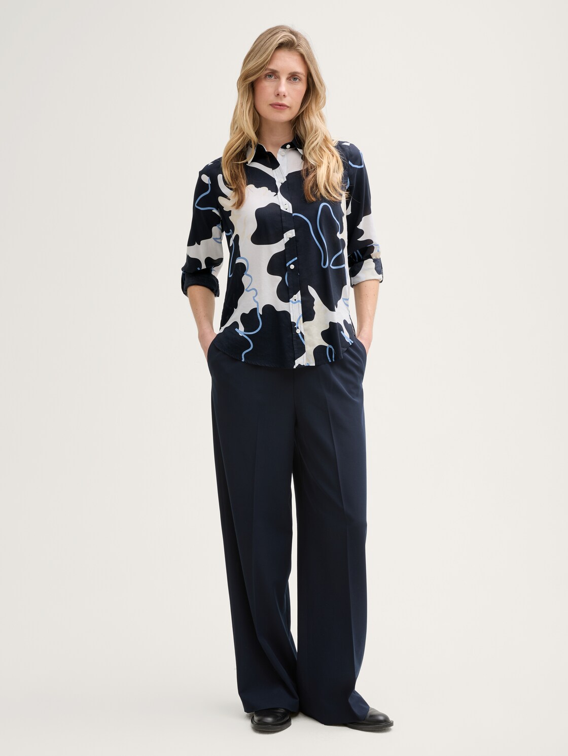Bluse mit Muster - big floral shapes design - Model-Vorderansicht