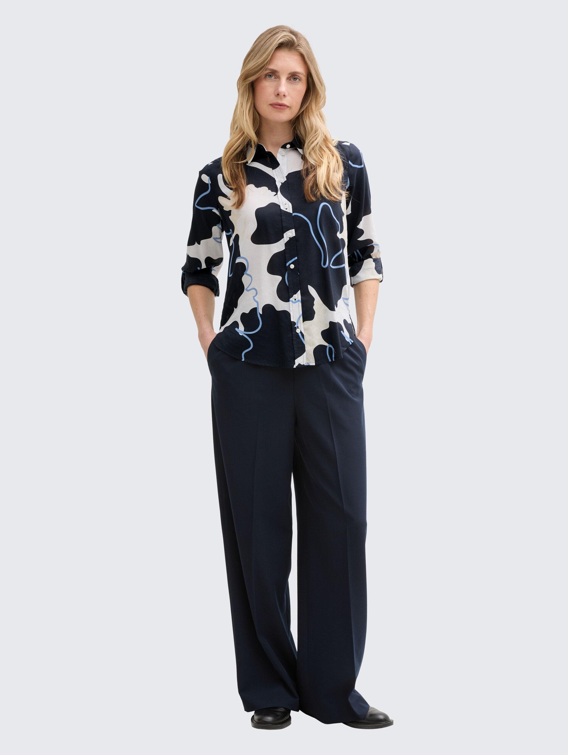 Bluse mit Muster - big floral shapes design - Model-Vorderansicht