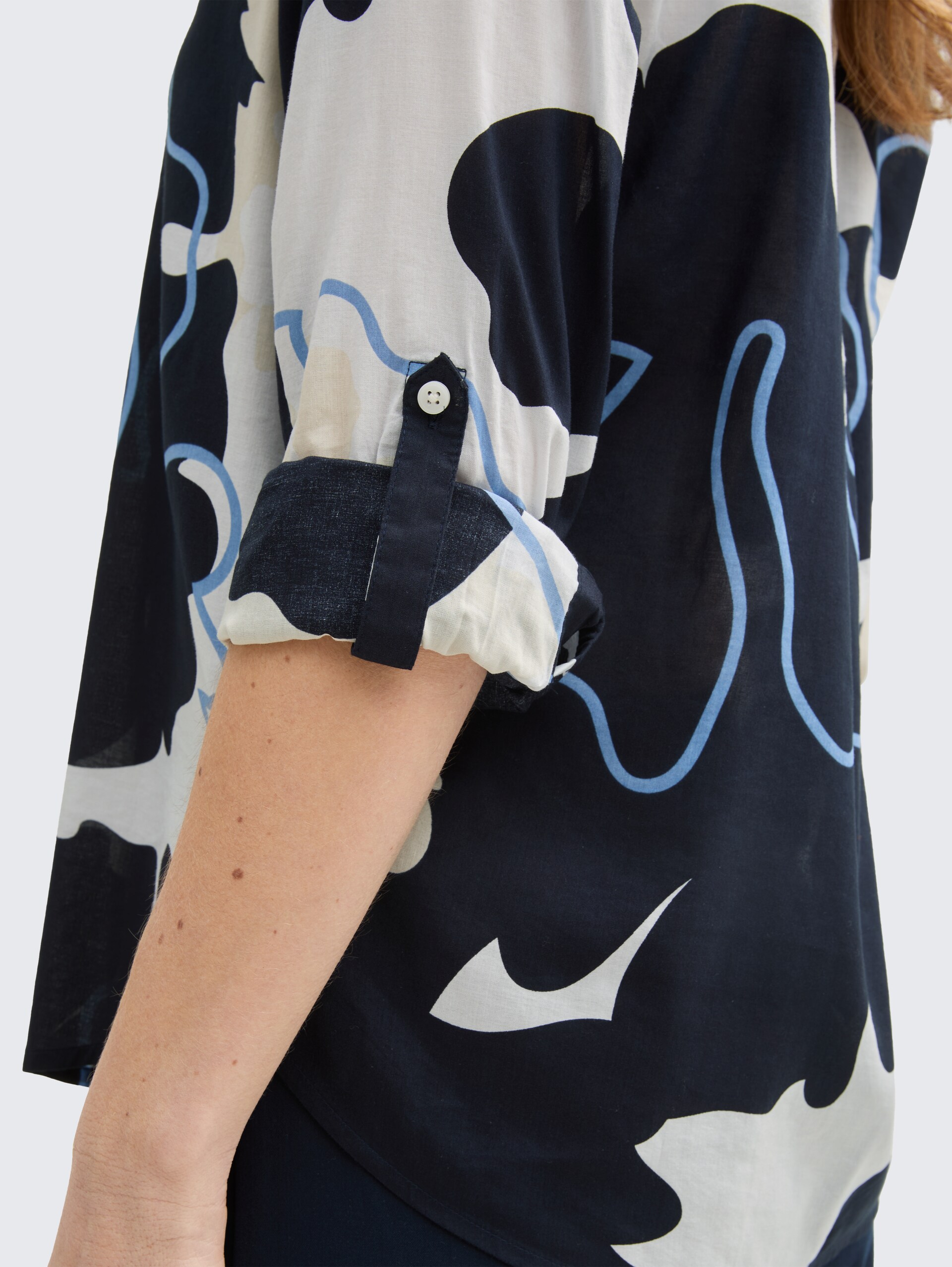 Bluse mit Muster - big floral shapes design - Detail-Model-Ansicht