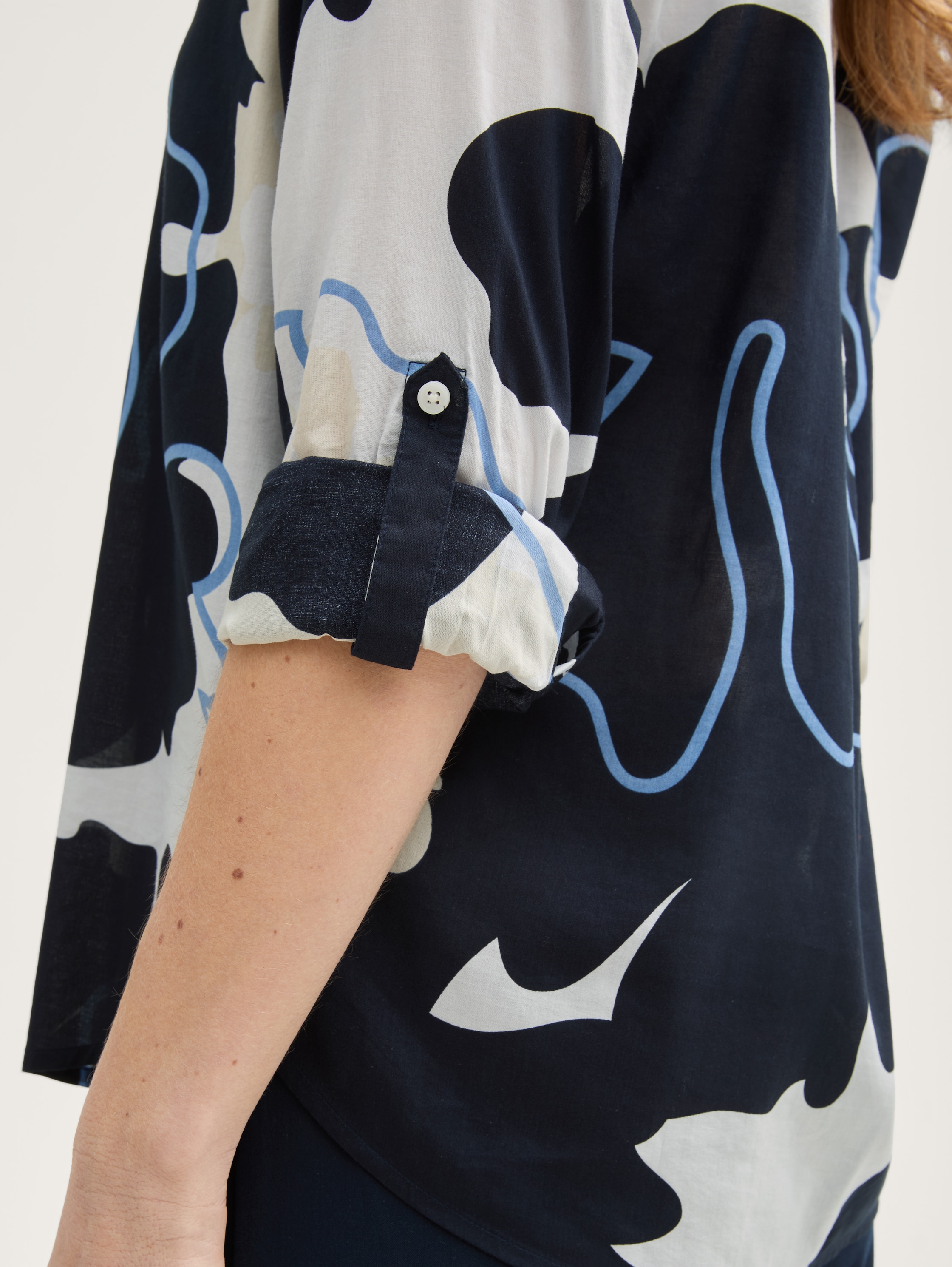 Bluse mit Muster - big_floral_shapes_design - Detail-Model-Ansicht