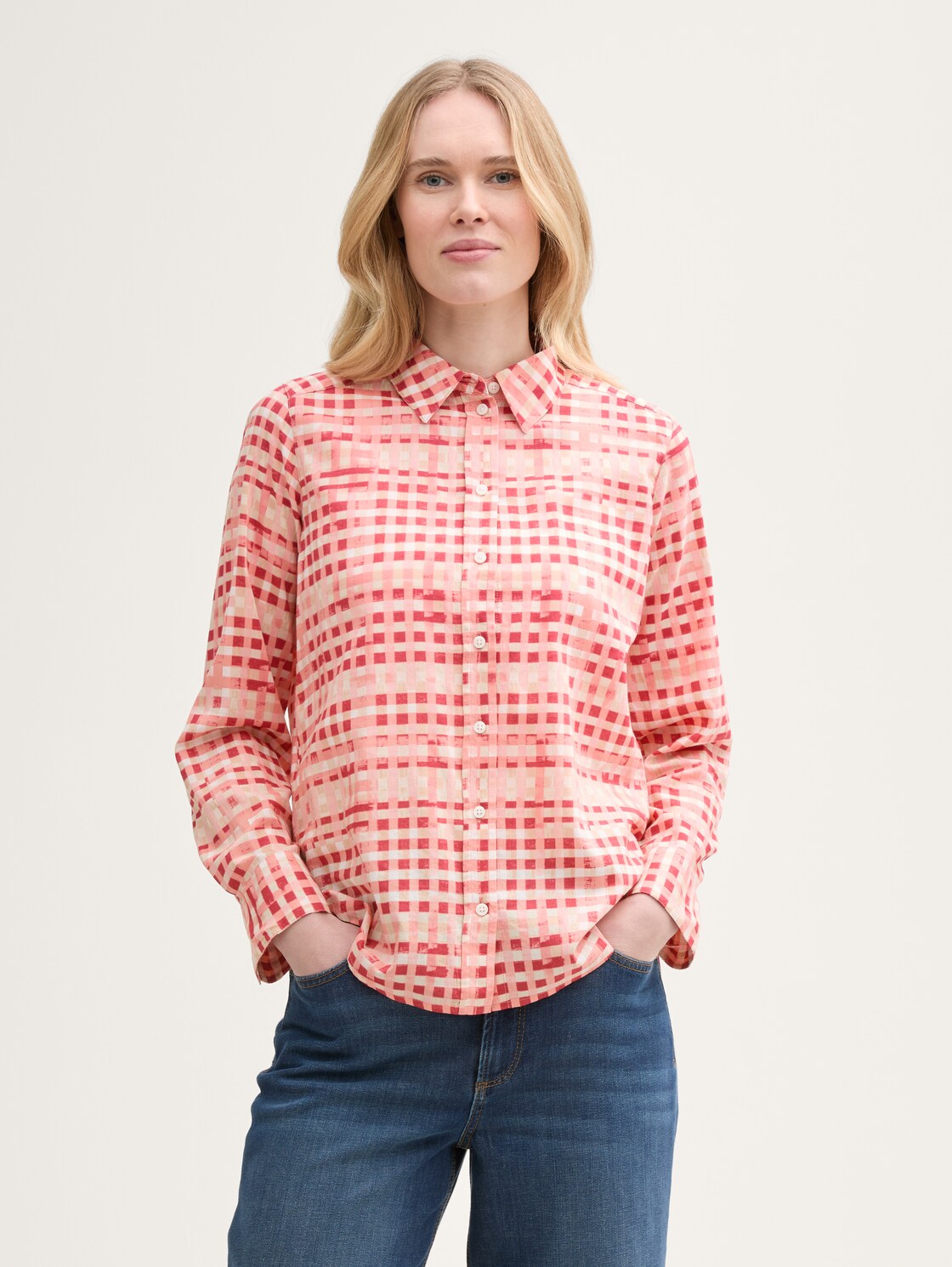 Bluse mit Muster - berry red check design - Ausschnitt Model-Vorderansicht