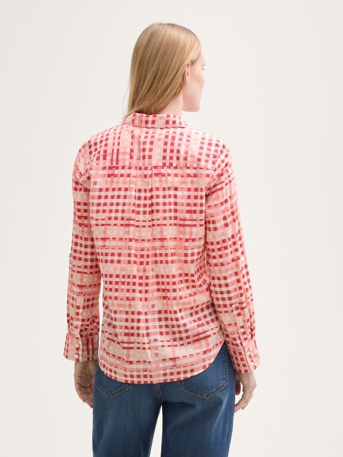 Bluse mit Muster - berry red check design - Auschnitt Model-Rückansicht