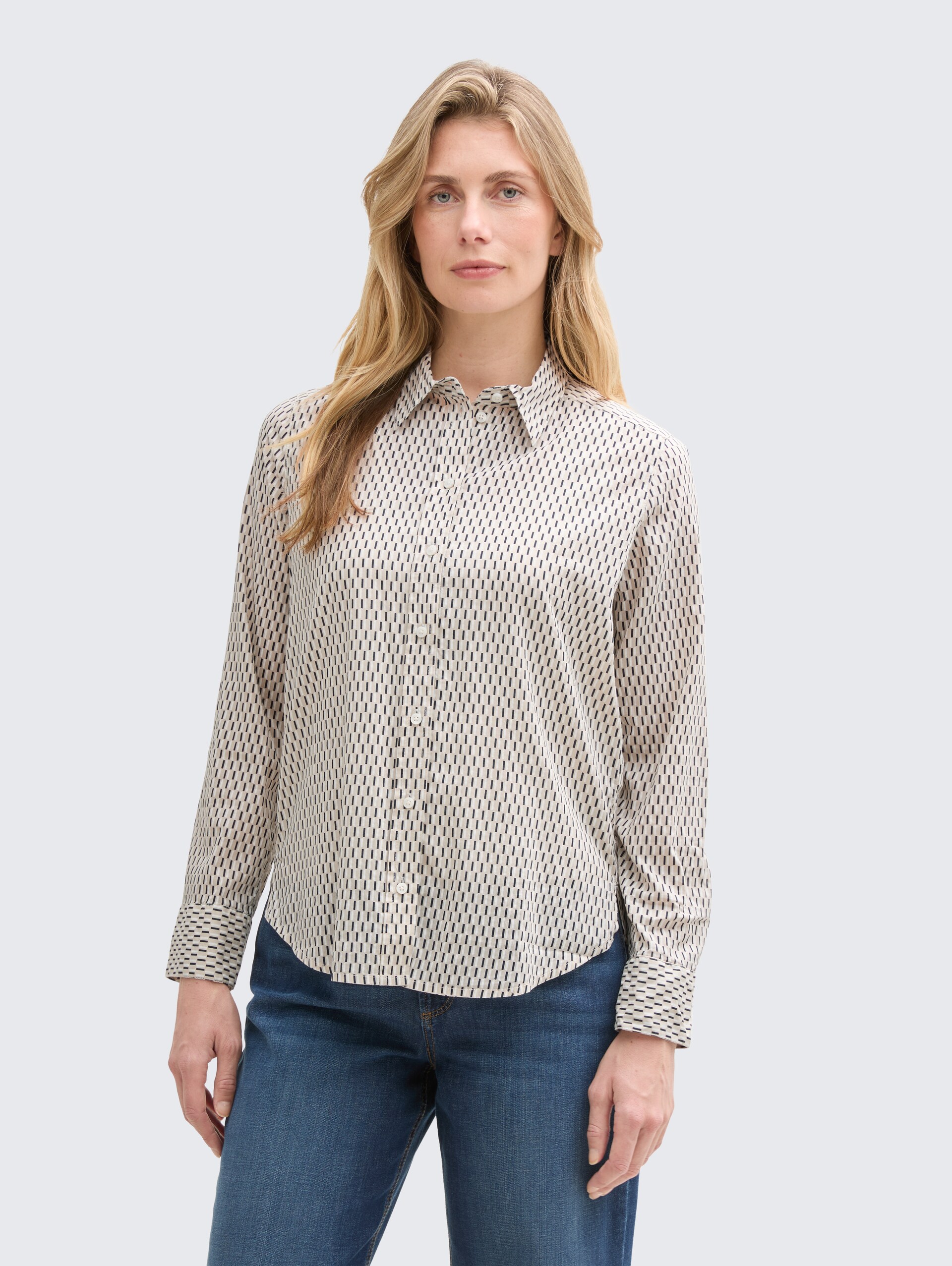Bluse mit Muster - printed beige graphic minimal - Ausschnitt Model-Vorderansicht