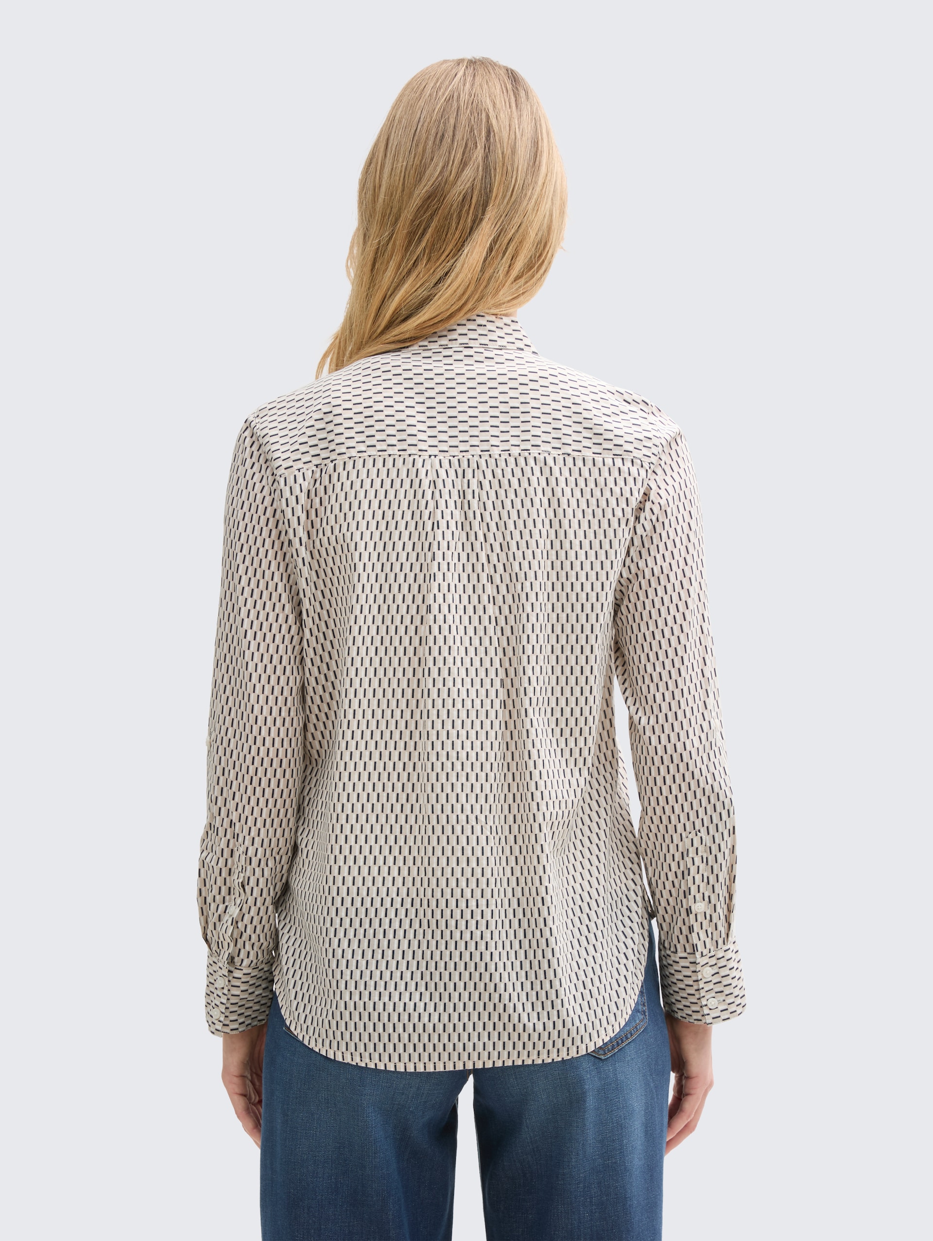 Bluse mit Muster - printed beige graphic minimal - Auschnitt Model-Rückansicht