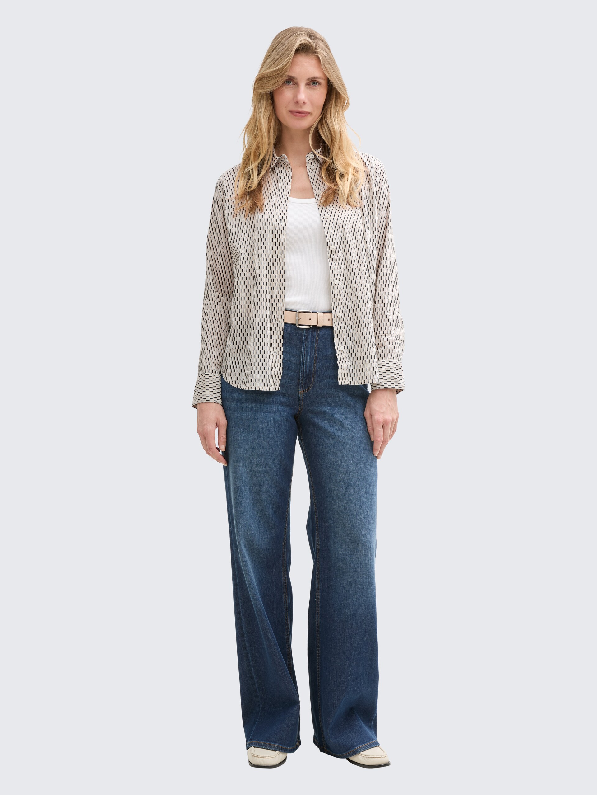 Bluse mit Muster - printed beige graphic minimal - Model-Vorderansicht