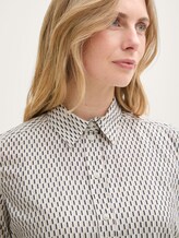 Bluse mit Muster - printed beige graphic minimal - Detail-Model-Ansicht