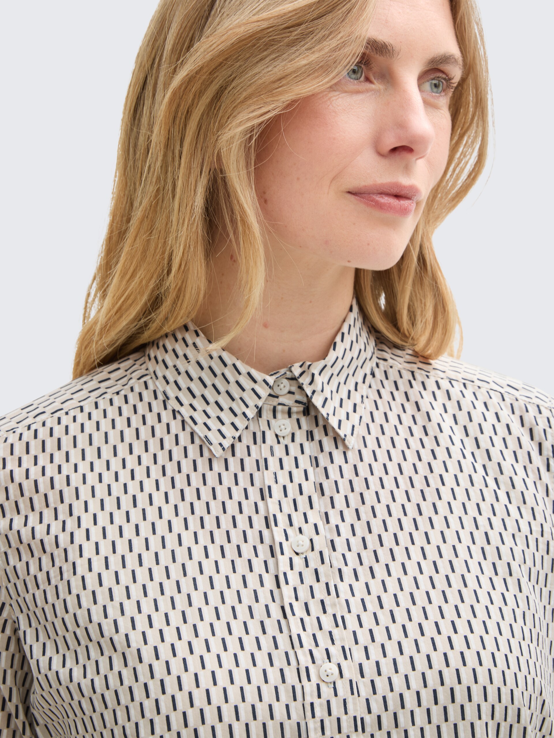 Bluse mit Muster - printed beige graphic minimal - Detail-Model-Ansicht