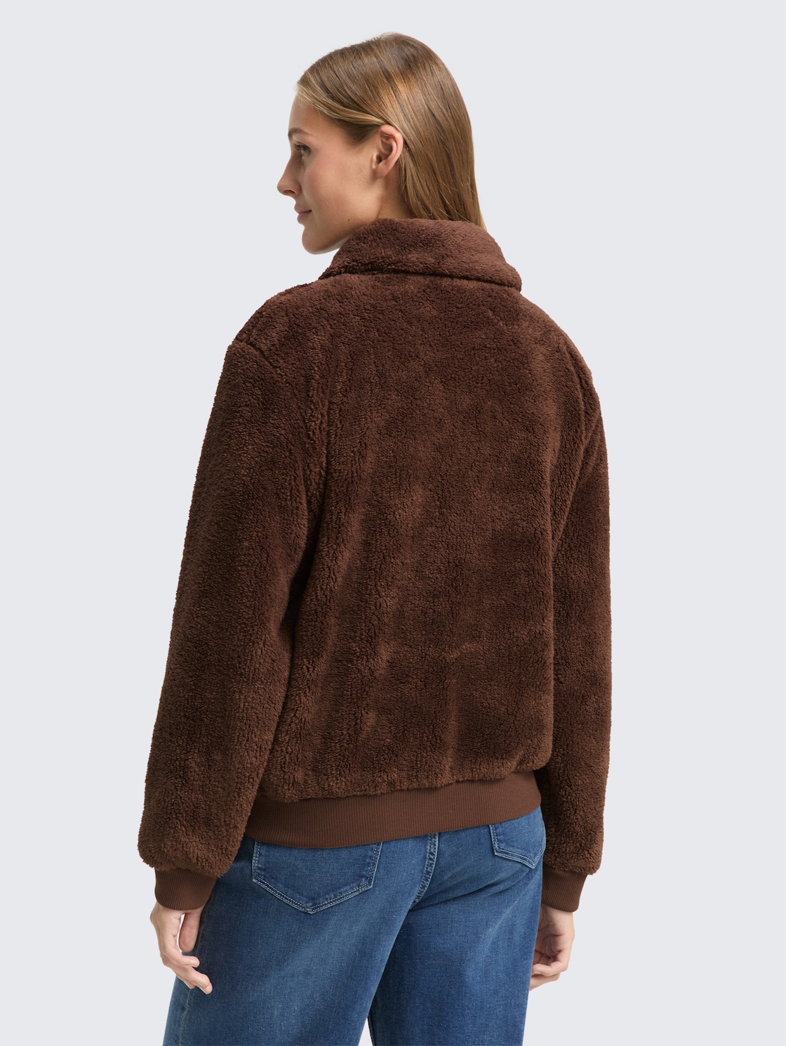 Teddy Sweatjacke - soft chocolate brown - Auschnitt Model-Rückansicht