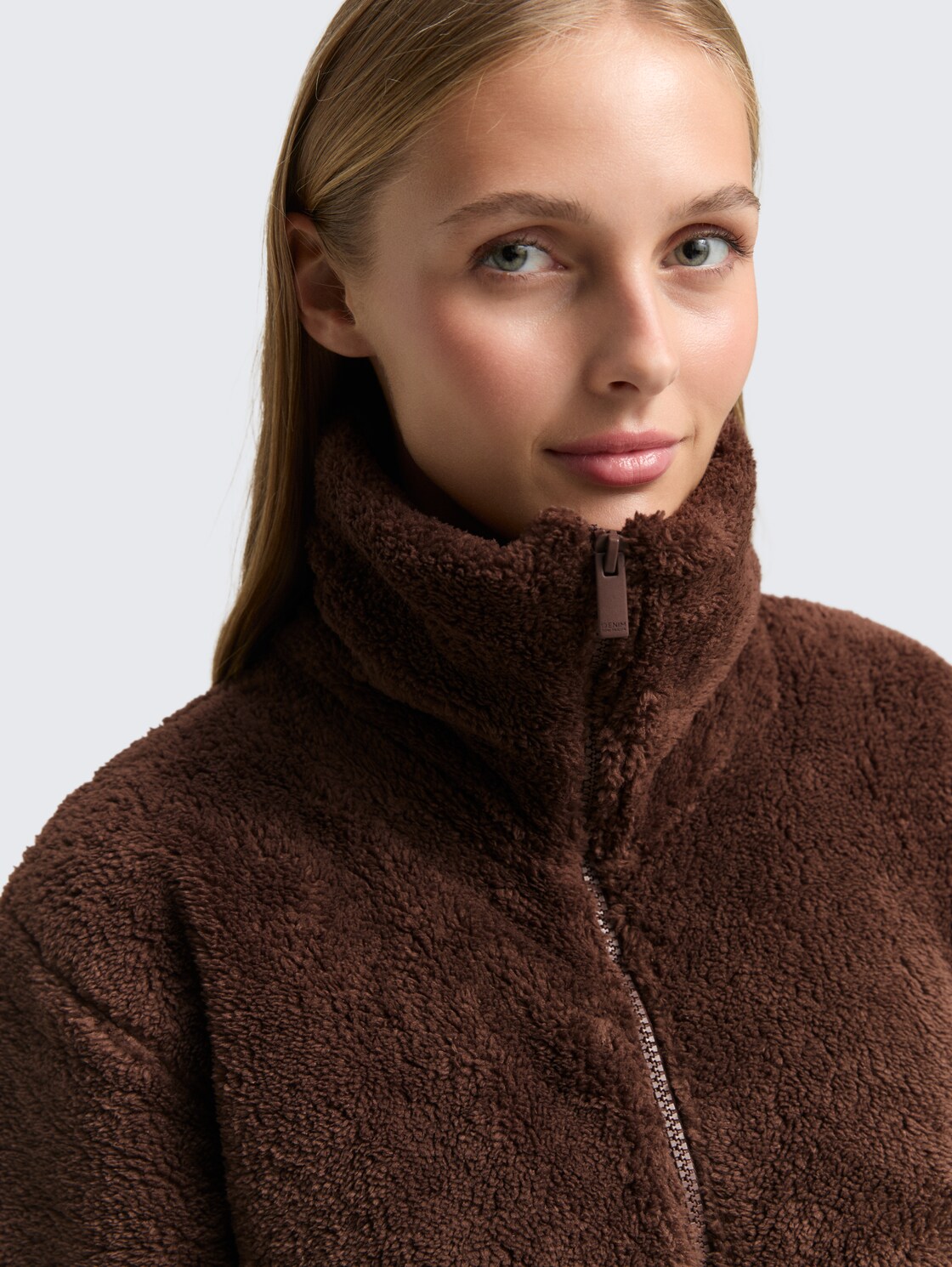 Teddy Sweatjacke - soft chocolate brown - Detail-Model-Ansicht