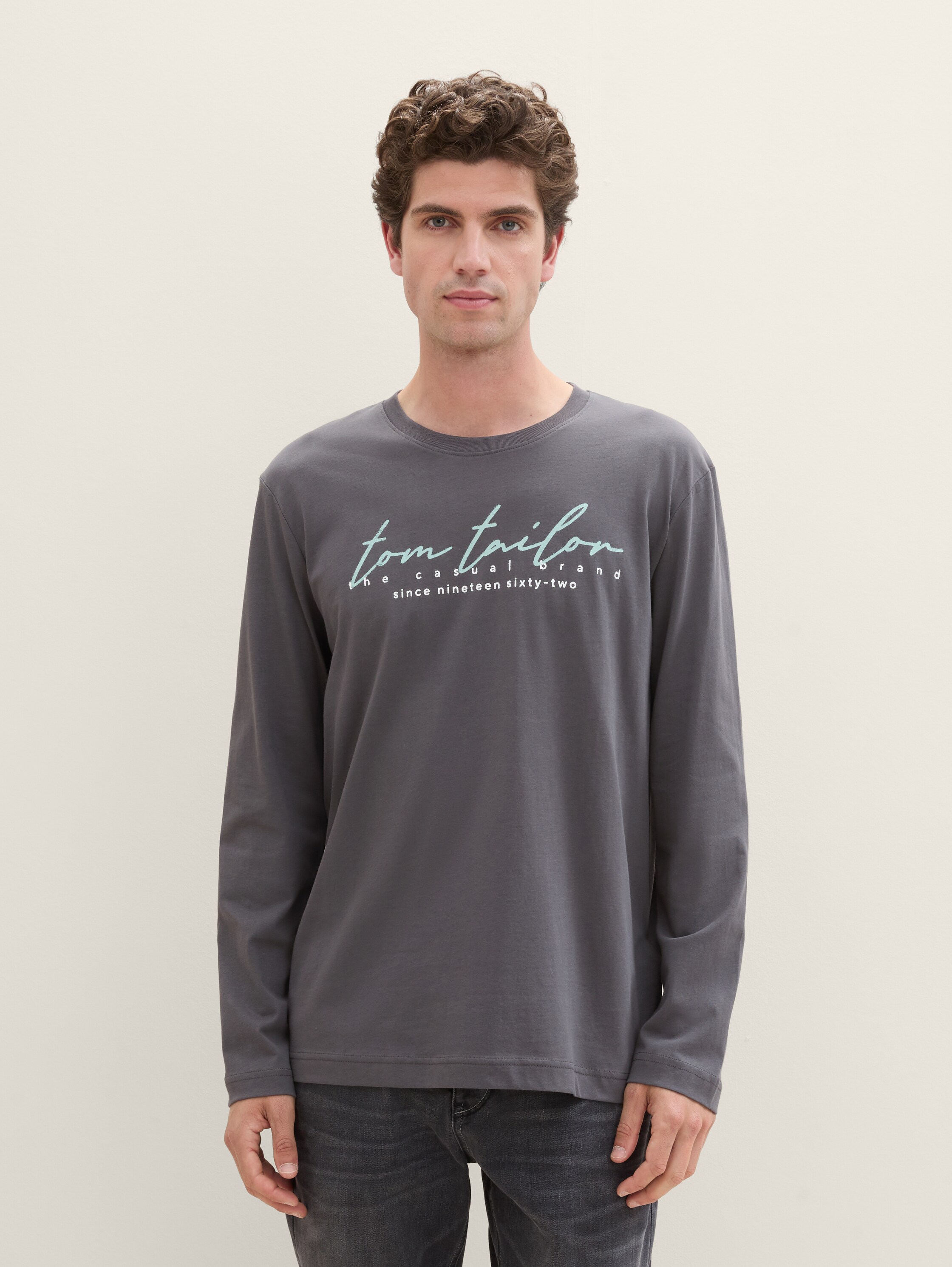 Print Langarmshirt mit Bio-Baumwolle - tarmac_grey - Ausschnitt Model-Vorderansicht