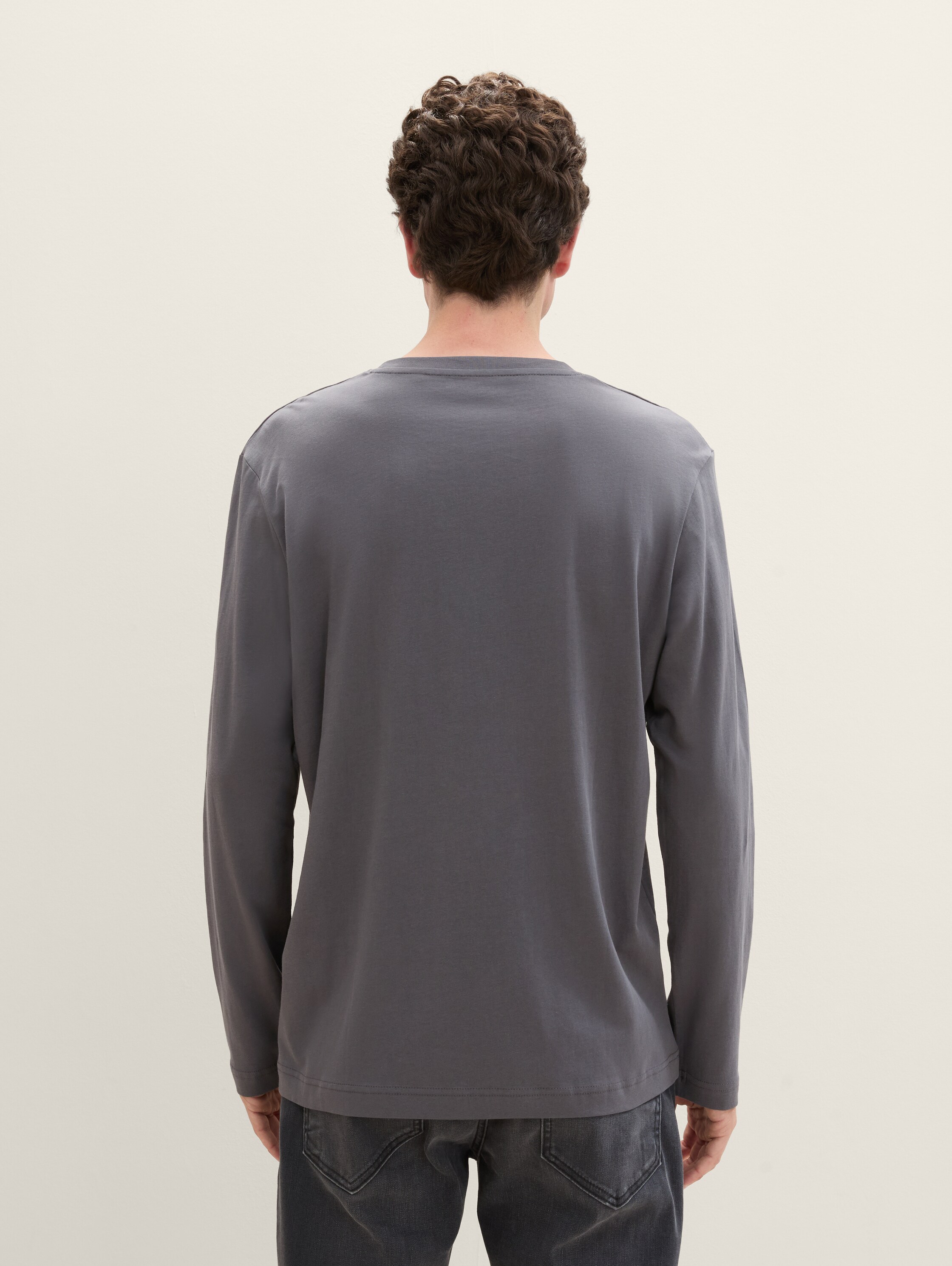 Print Langarmshirt mit Bio-Baumwolle - tarmac_grey - Auschnitt Model-Rückansicht