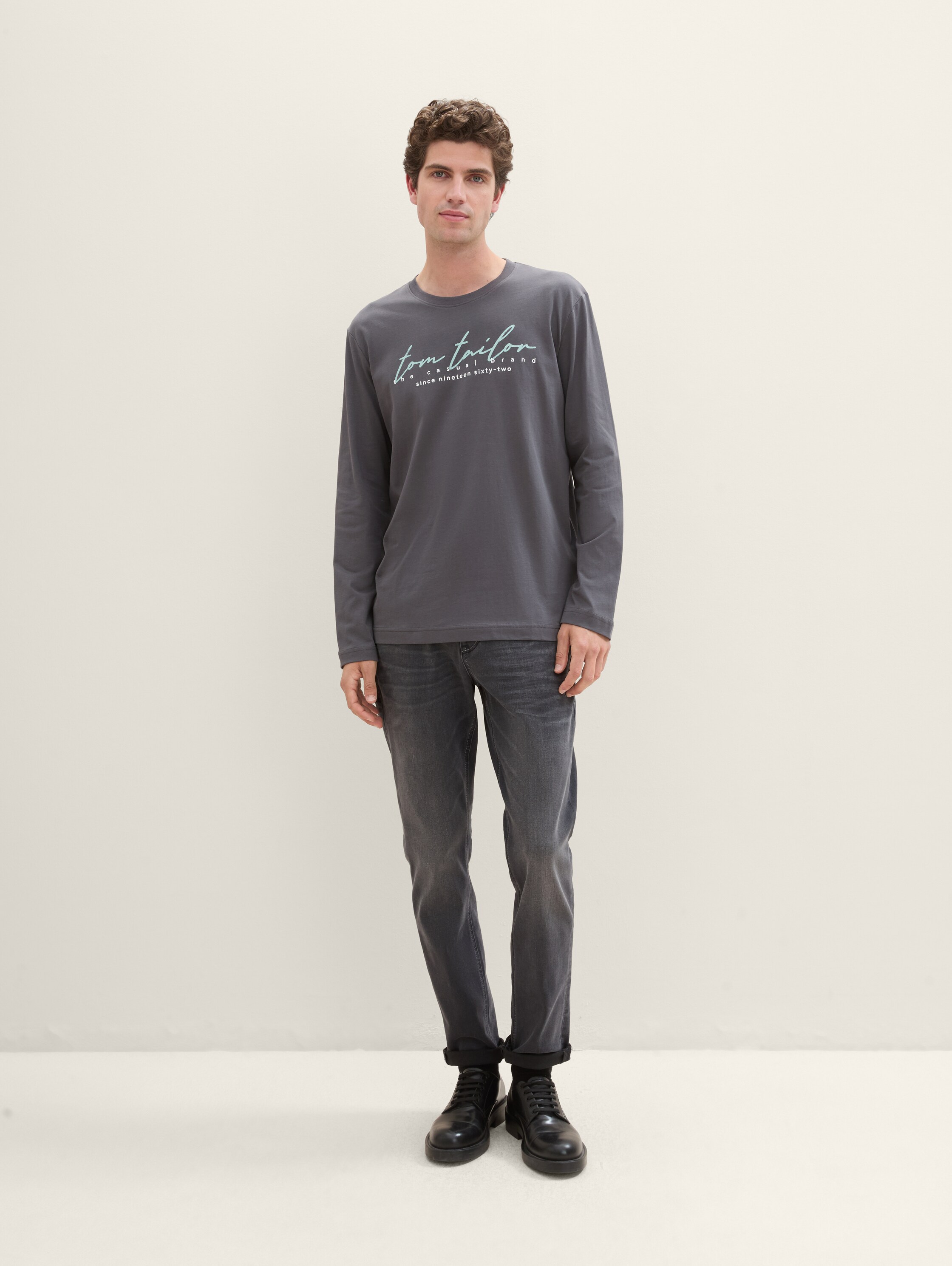 Print Langarmshirt mit Bio-Baumwolle - tarmac_grey - Model-Vorderansicht