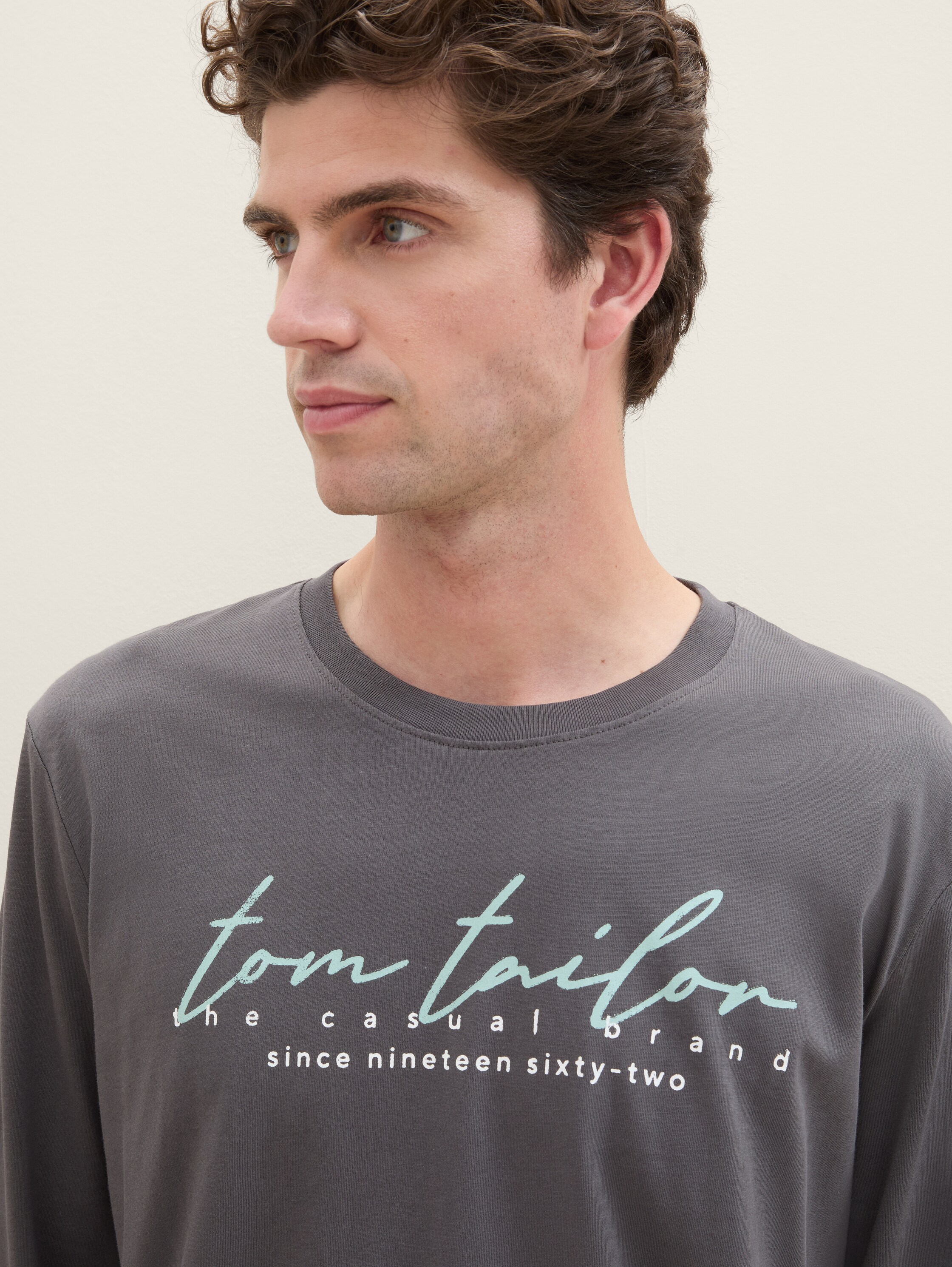 Print Langarmshirt mit Bio-Baumwolle - tarmac_grey - Detail-Model-Ansicht