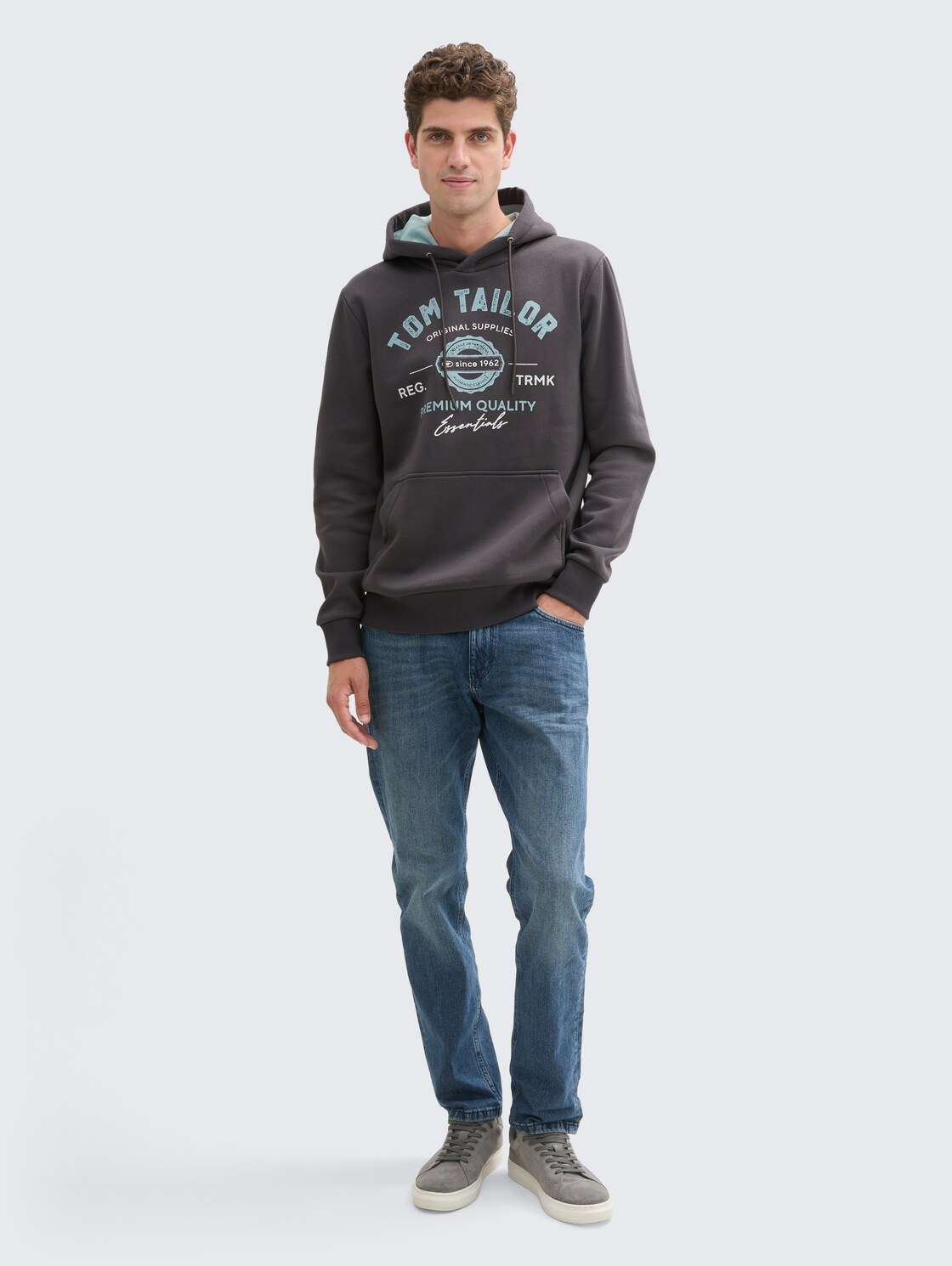 Hoodie Sweatshirt mit Logo-Print - Tarmac Grey - Model-Vorderansicht
