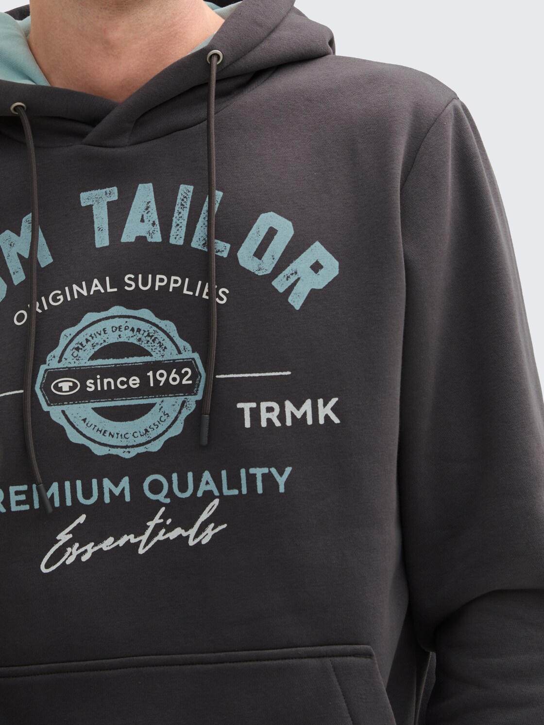 Hoodie Sweatshirt mit Logo-Print - Tarmac Grey - Detail-Model-Ansicht