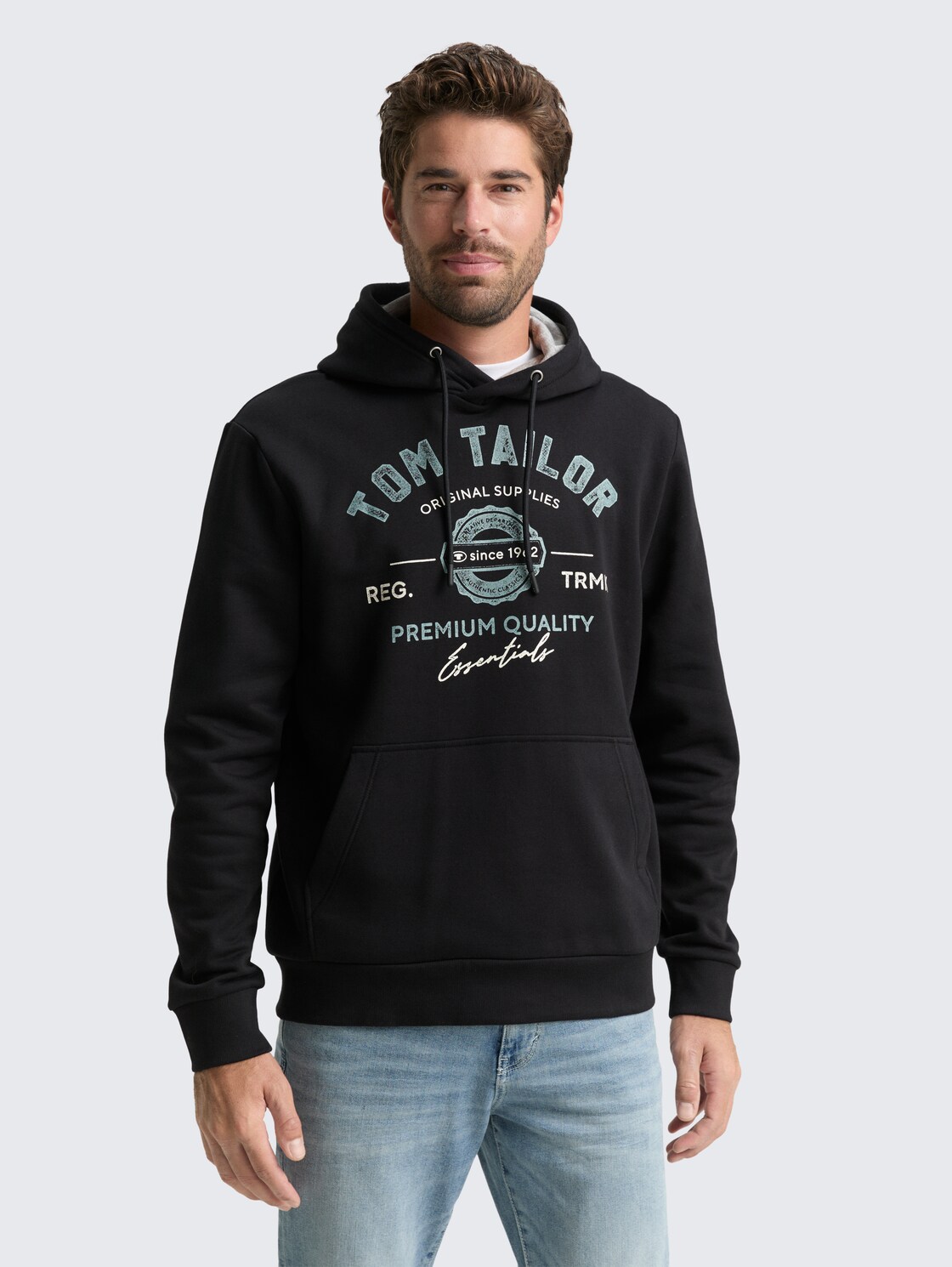 Hoodie Sweatshirt mit Logo-Print - Almost Black - Ausschnitt Model-Vorderansicht