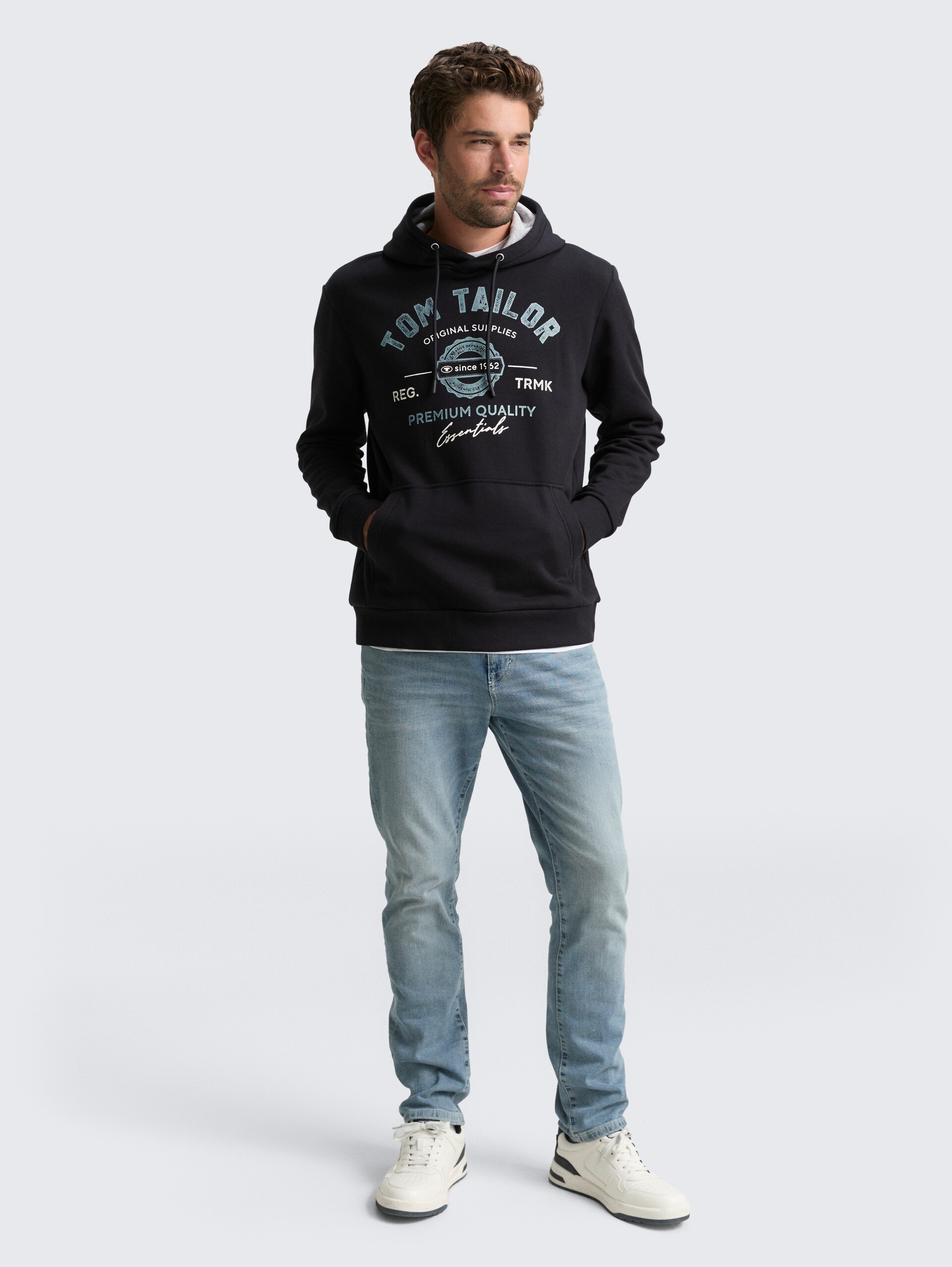 Hoodie Sweatshirt mit Logo-Print - Almost Black - Model-Vorderansicht