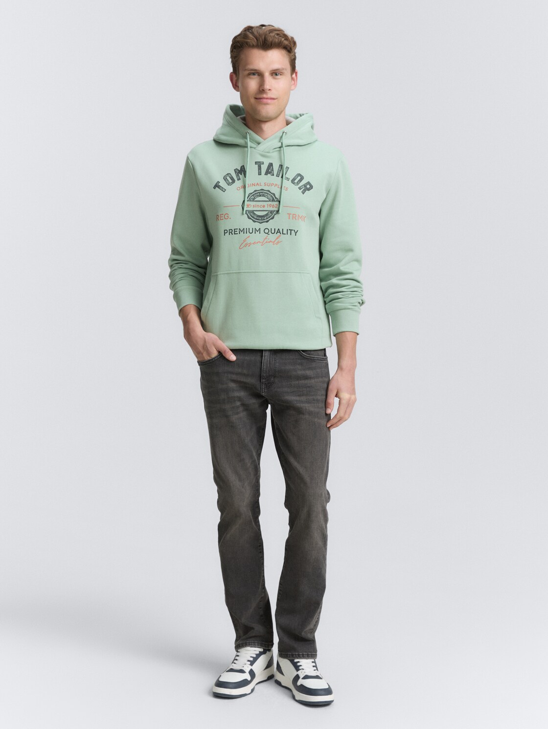 Hoodie Sweatshirt mit Logo-Print - dust green - Model-Vorderansicht