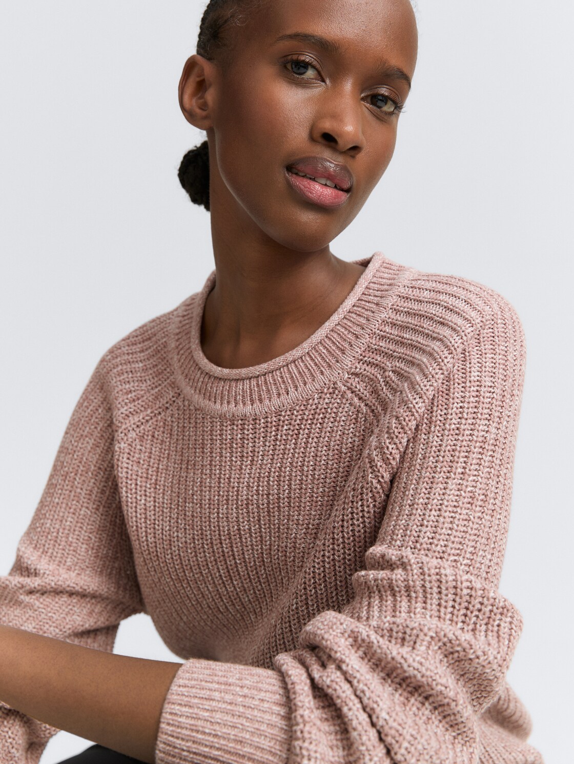 Strickpullover mit leichten Ballonärmeln - Antique Rose Melange - Detail-Model-Ansicht