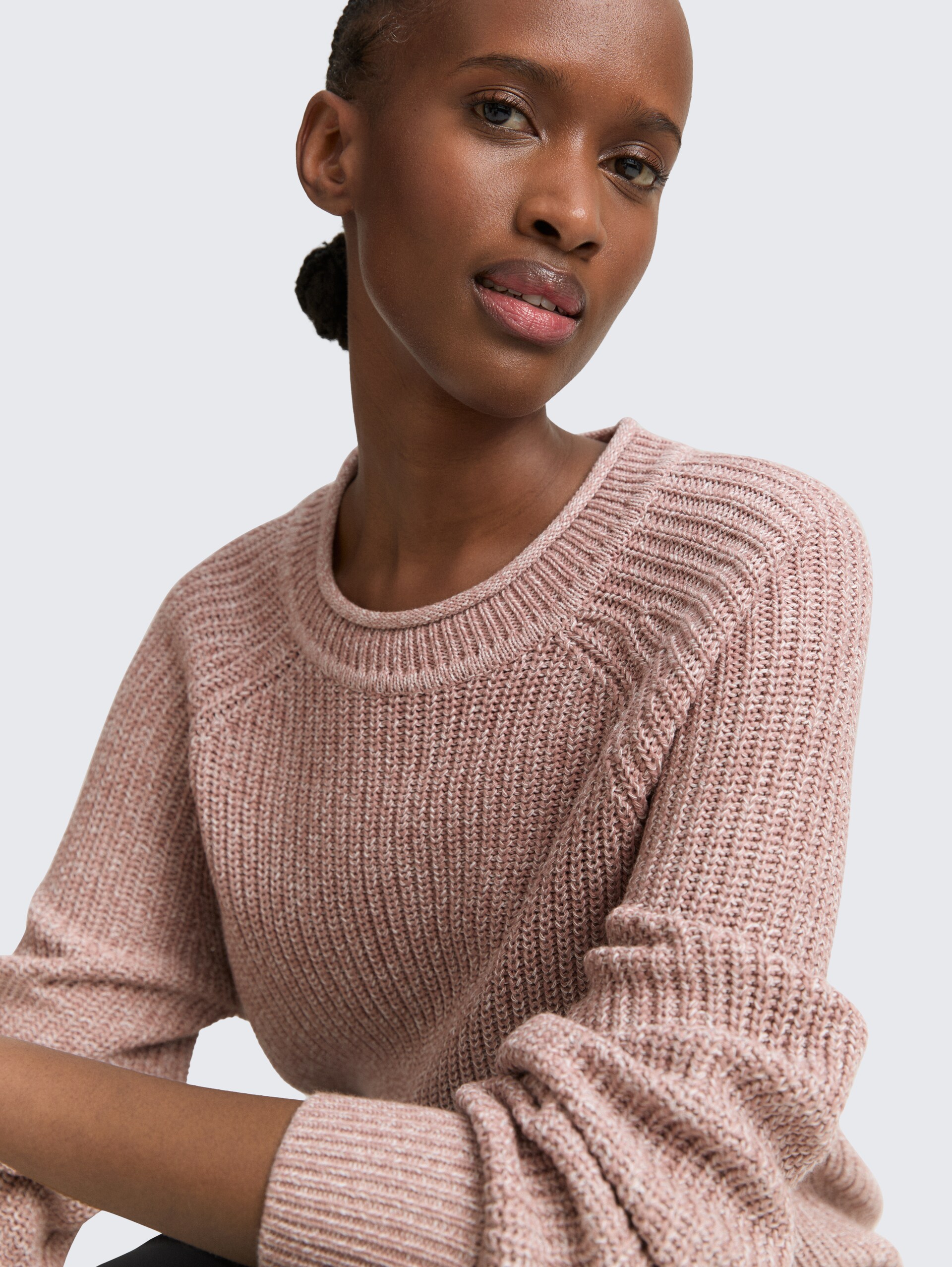 Strickpullover mit leichten Ballonärmeln - Antique Rose Melange - Detail-Model-Ansicht
