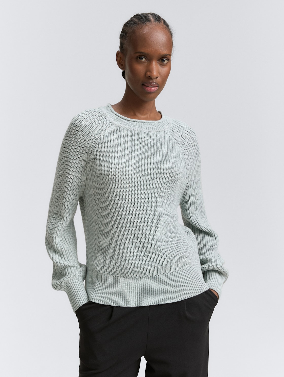 Strickpullover mit leichten Ballonärmeln - Silver Cloud Blue Melange - Ausschnitt Model-Vorderansicht