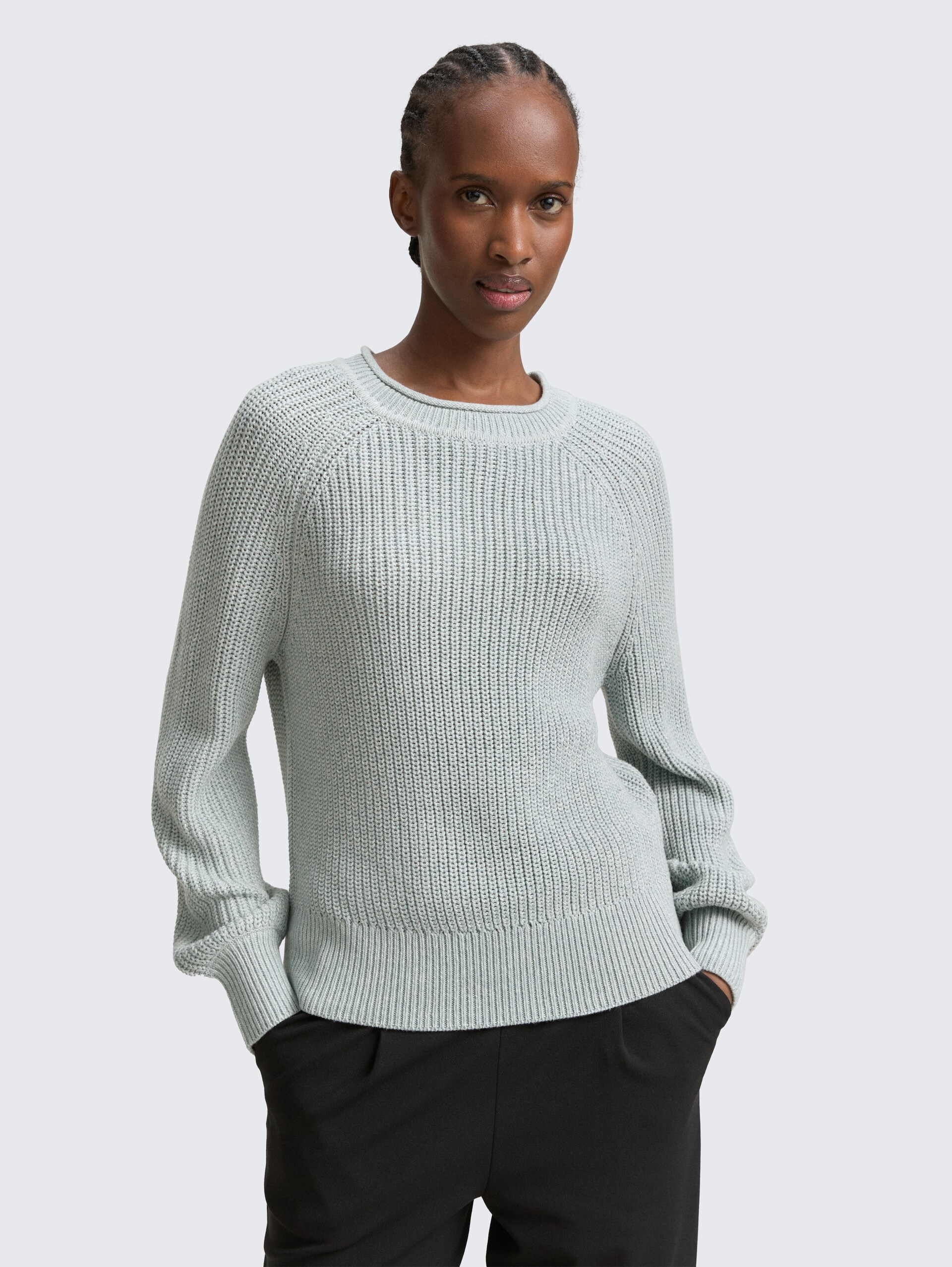 Strickpullover mit leichten Ballonärmeln - Silver Cloud Blue Melange - Ausschnitt Model-Vorderansicht