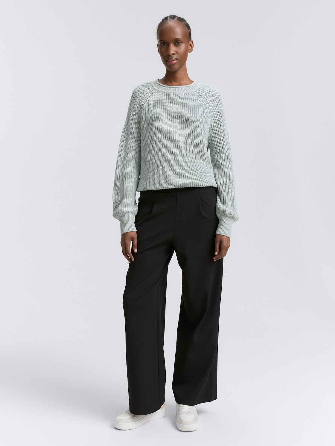 Strickpullover mit leichten Ballonärmeln - Silver Cloud Blue Melange - Model-Vorderansicht