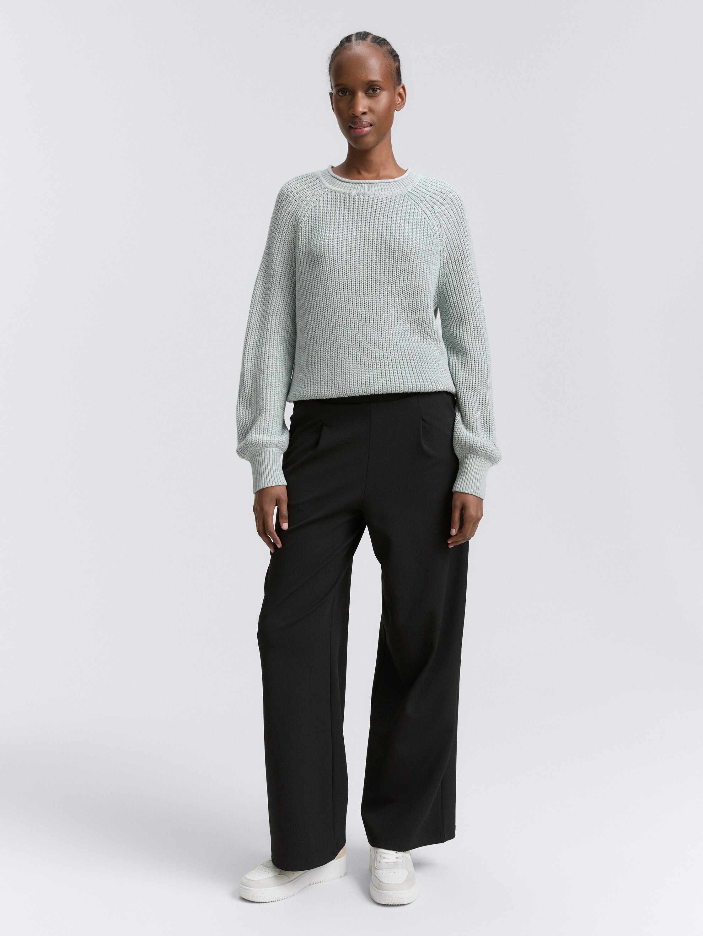 Gebreide trui met lichte ballonmouwen - Silver Cloud Blue Melange - Model vooraanzicht