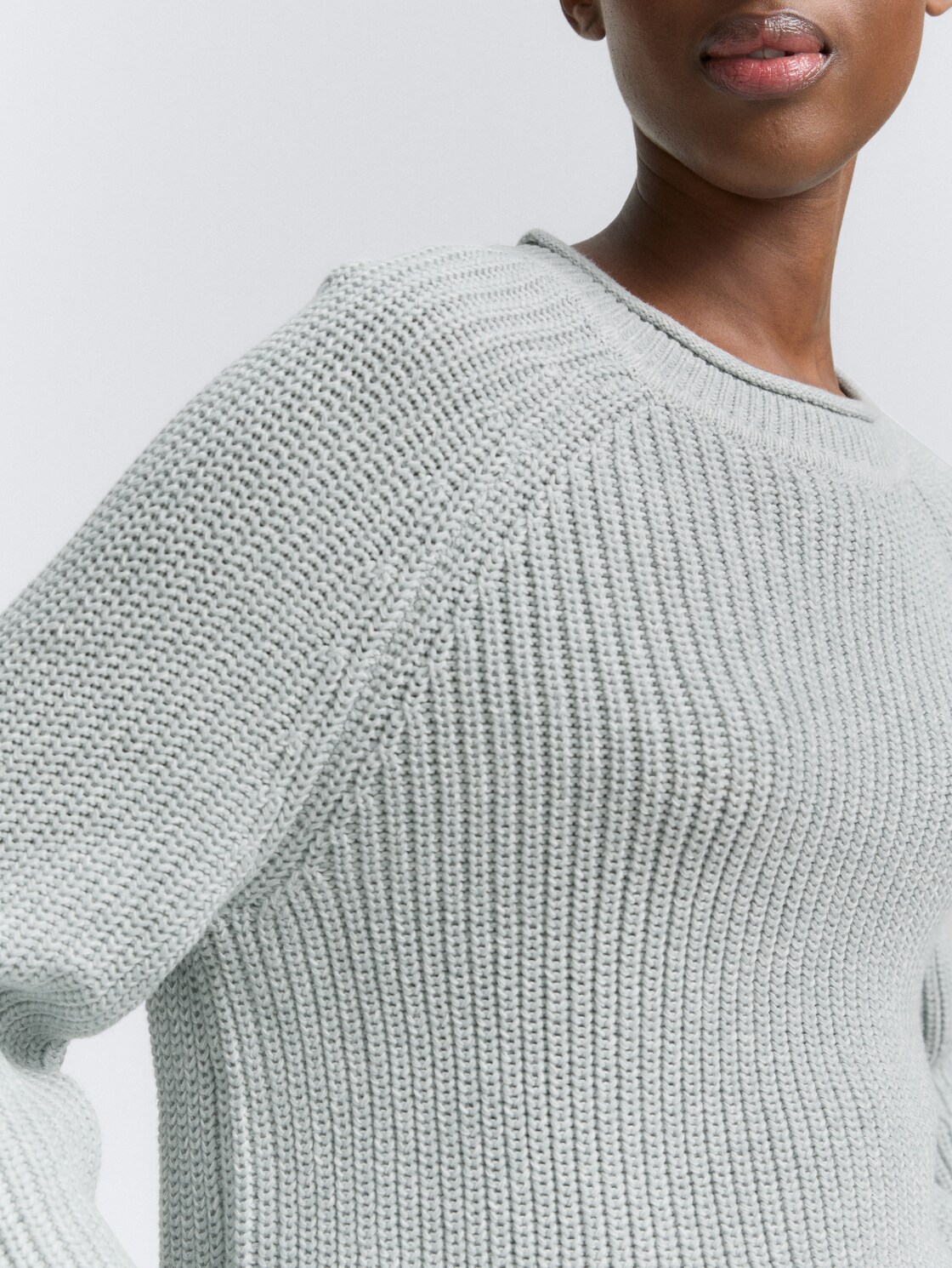 Strickpullover mit leichten Ballonärmeln - Silver Cloud Blue Melange - Detail-Model-Ansicht