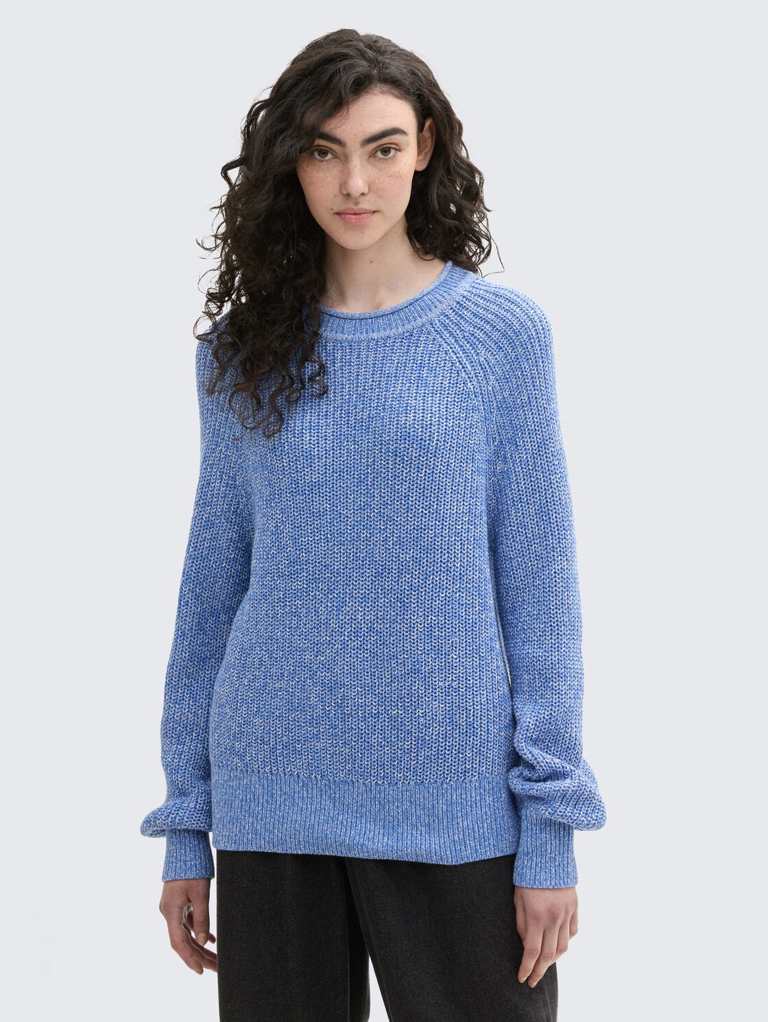 Strickpullover mit leichten Ballonärmeln - sicilian blue melange - Ausschnitt Model-Vorderansicht