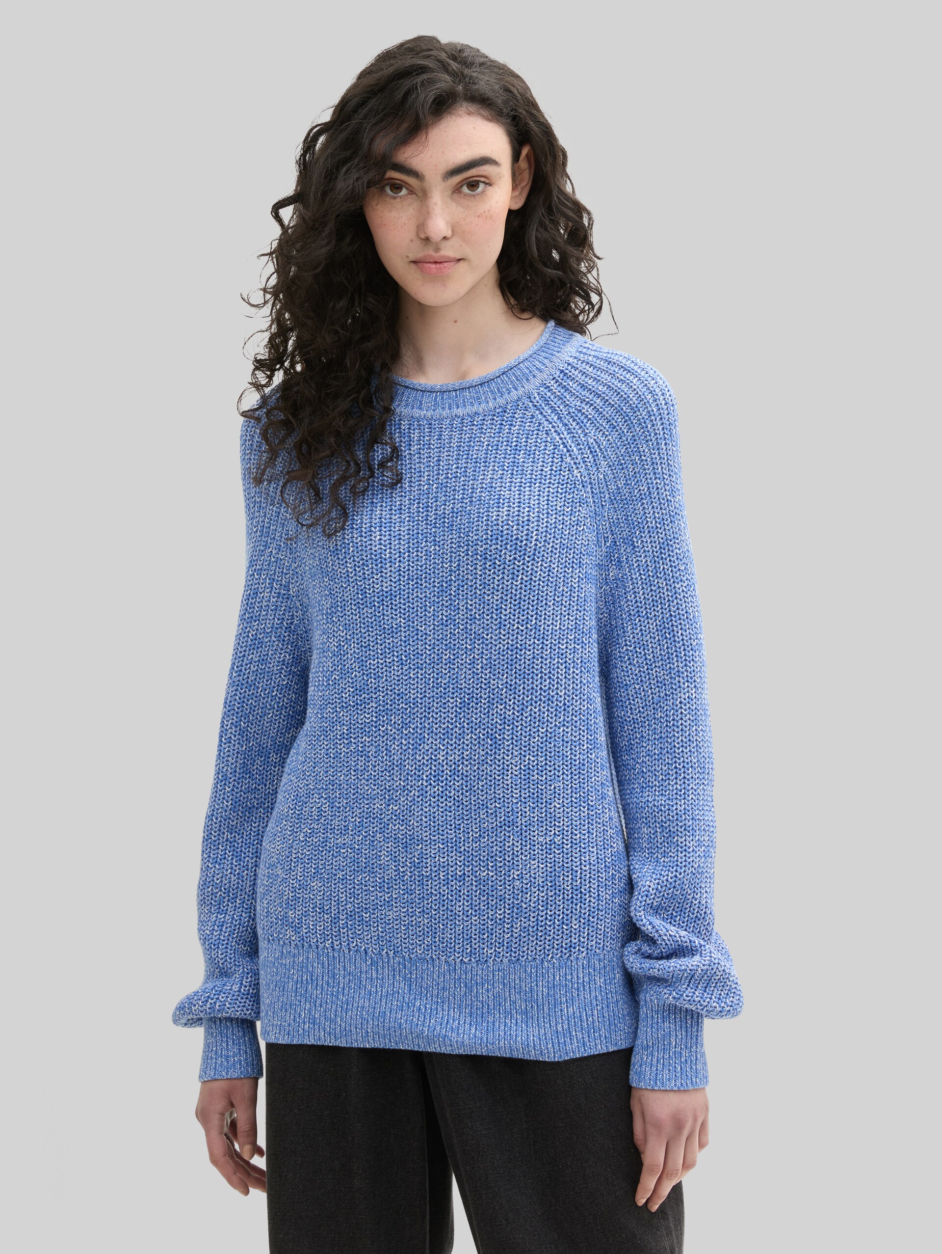 Knitted jumper with slightly puffed sleeves - sicilian blue melange - Neckline model front view
