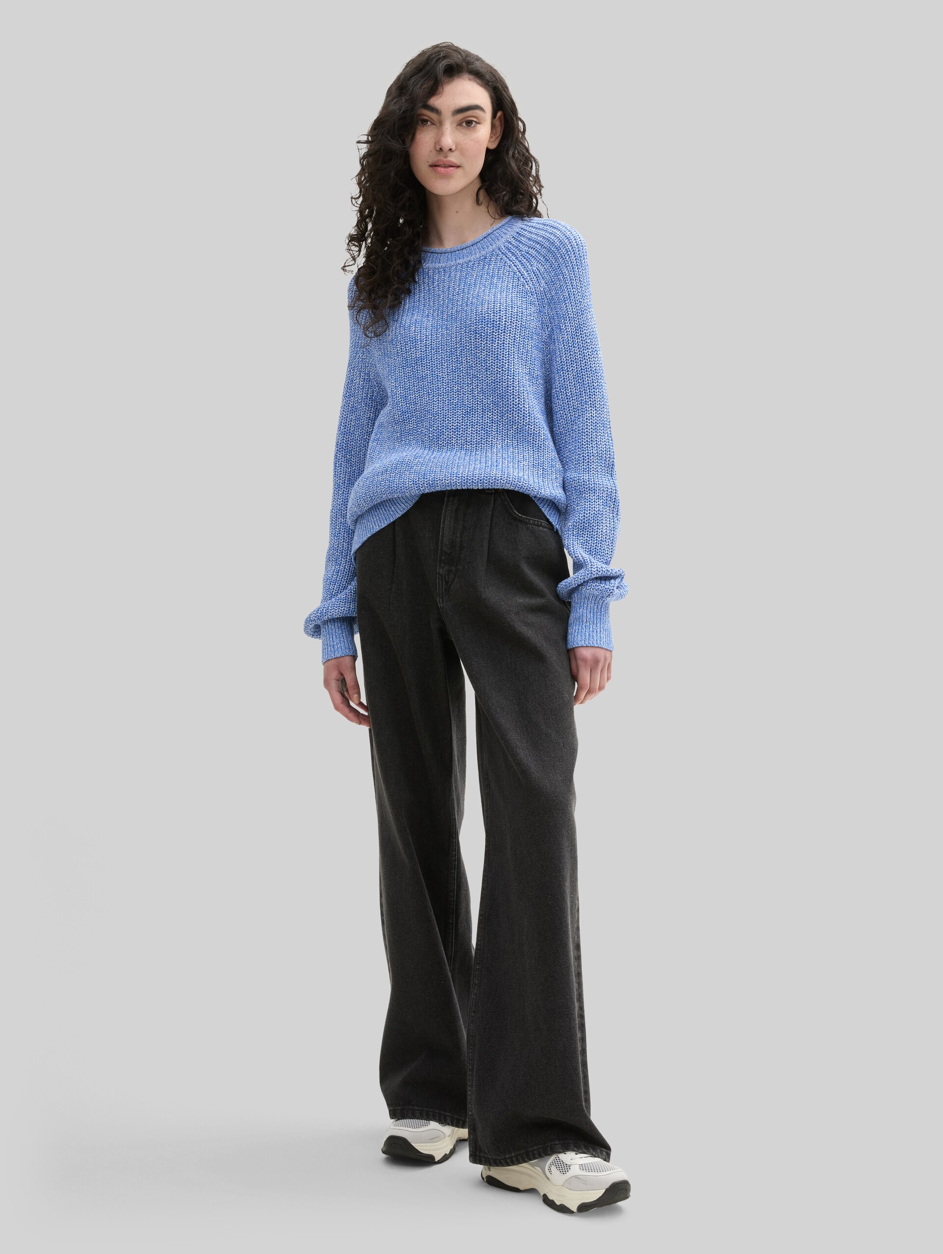 Knitted jumper with slightly puffed sleeves - sicilian blue melange - Model front view
