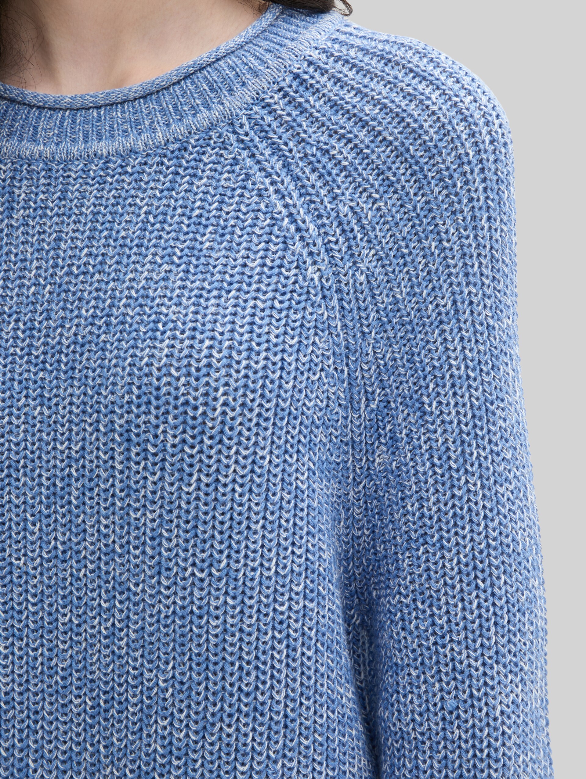 Knitted jumper with slightly puffed sleeves - sicilian blue melange - Detail model view