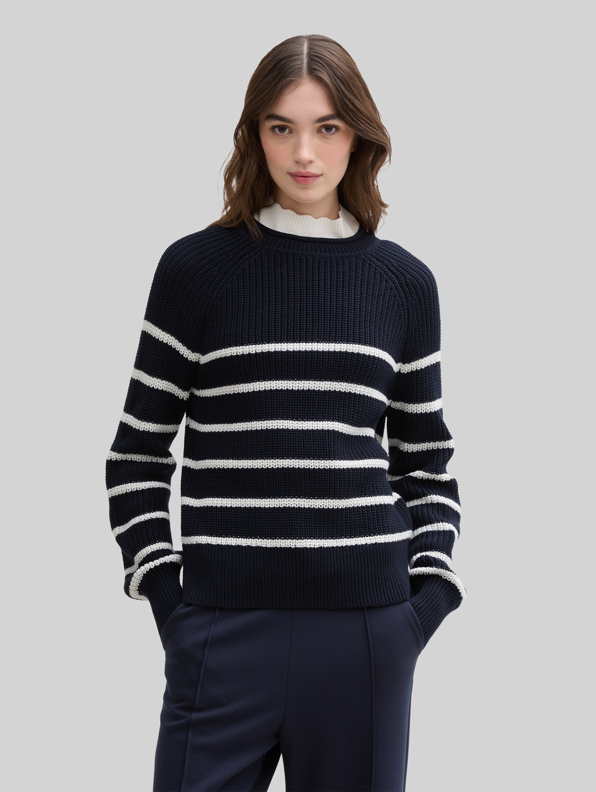Strickpullover mit leichten Ballonärmeln - placed navy white stripe - Ausschnitt Model-Vorderansicht