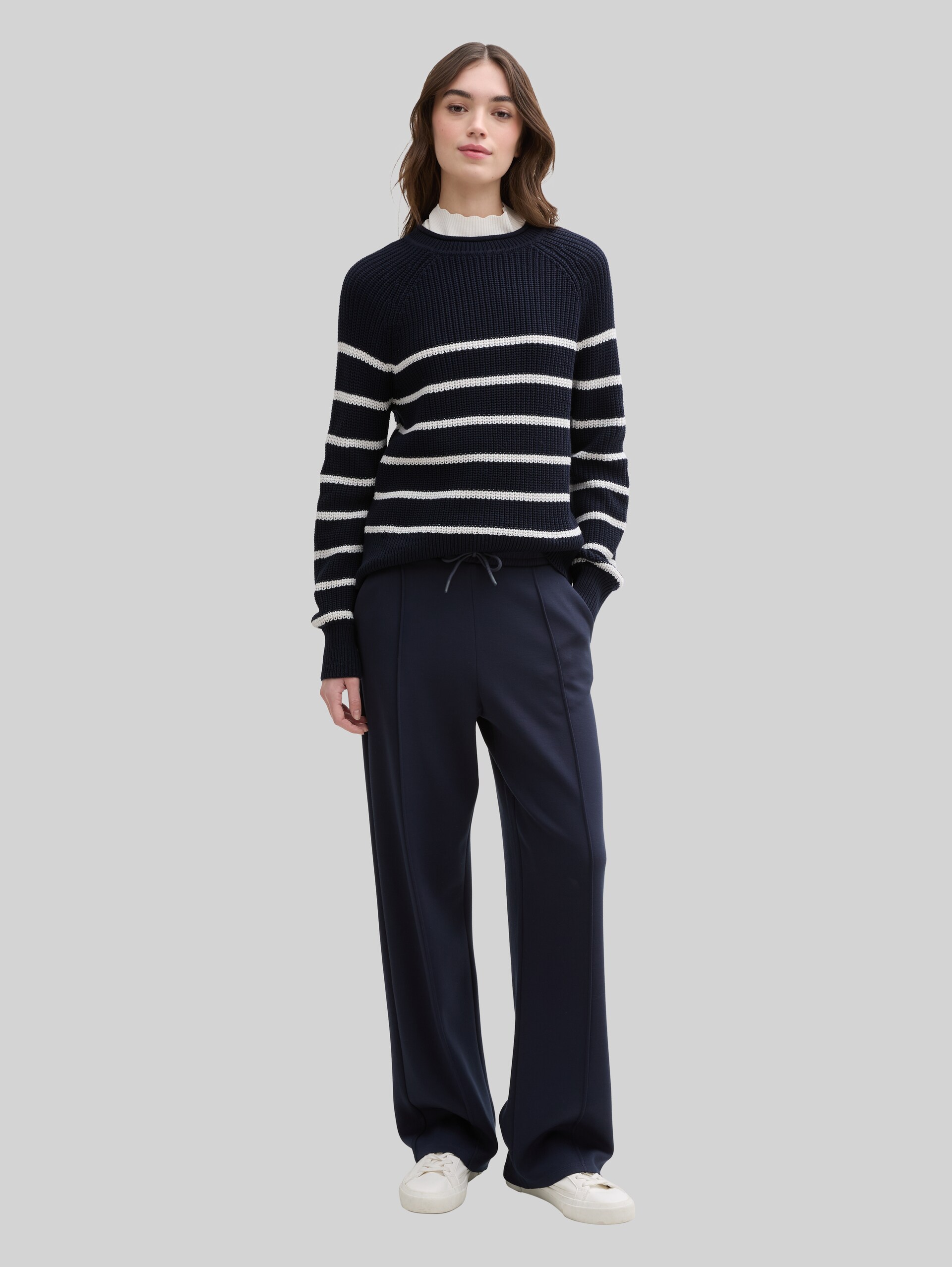 Strickpullover mit leichten Ballonärmeln - placed navy white stripe - Model-Vorderansicht