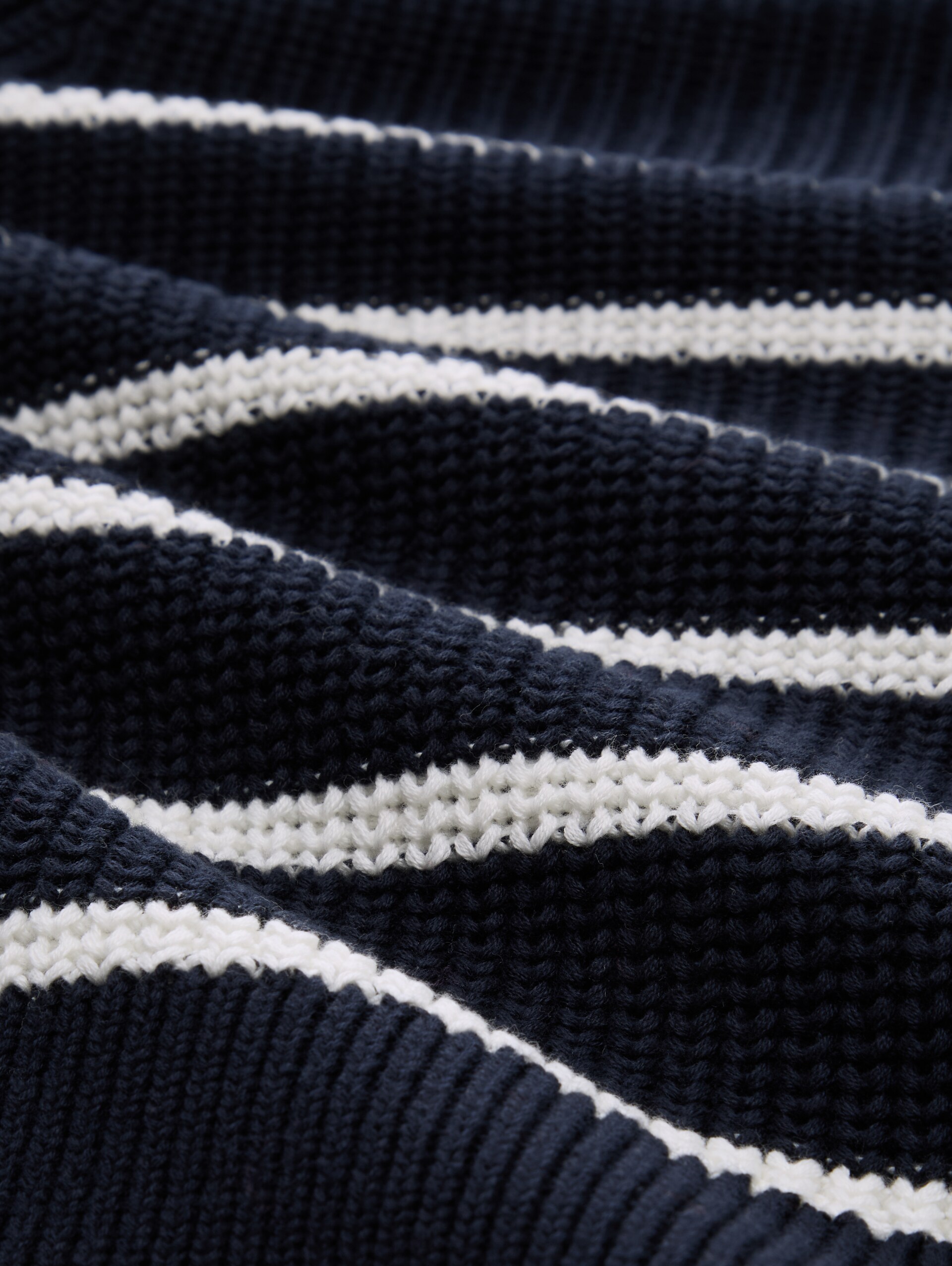 Strickpullover mit leichten Ballonärmeln - placed navy white stripe - Material-Ansicht