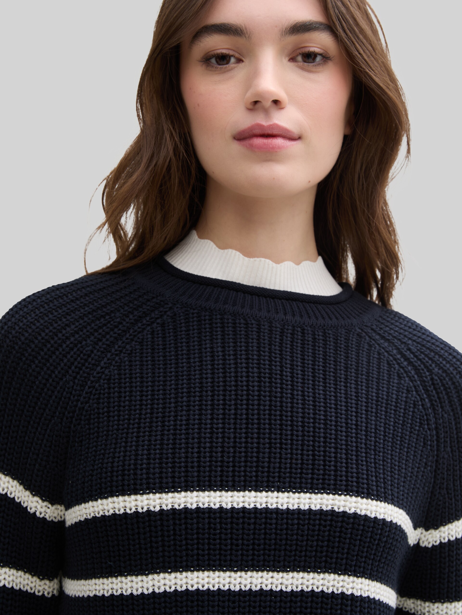 Strickpullover mit leichten Ballonärmeln - placed navy white stripe - Detail-Model-Ansicht