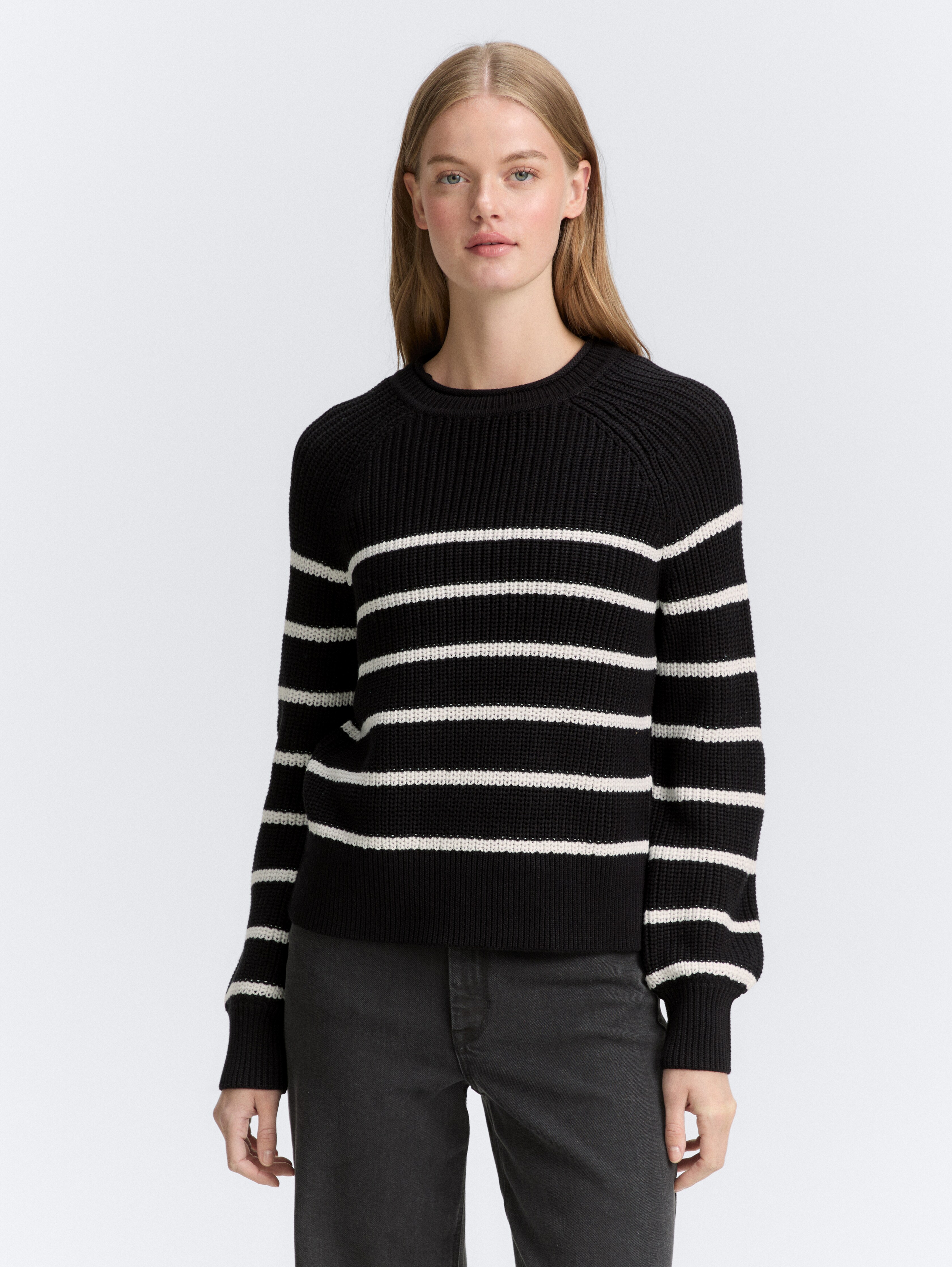 Strickpullover mit leichten Ballonärmeln von Denim Female, placed black white stripe