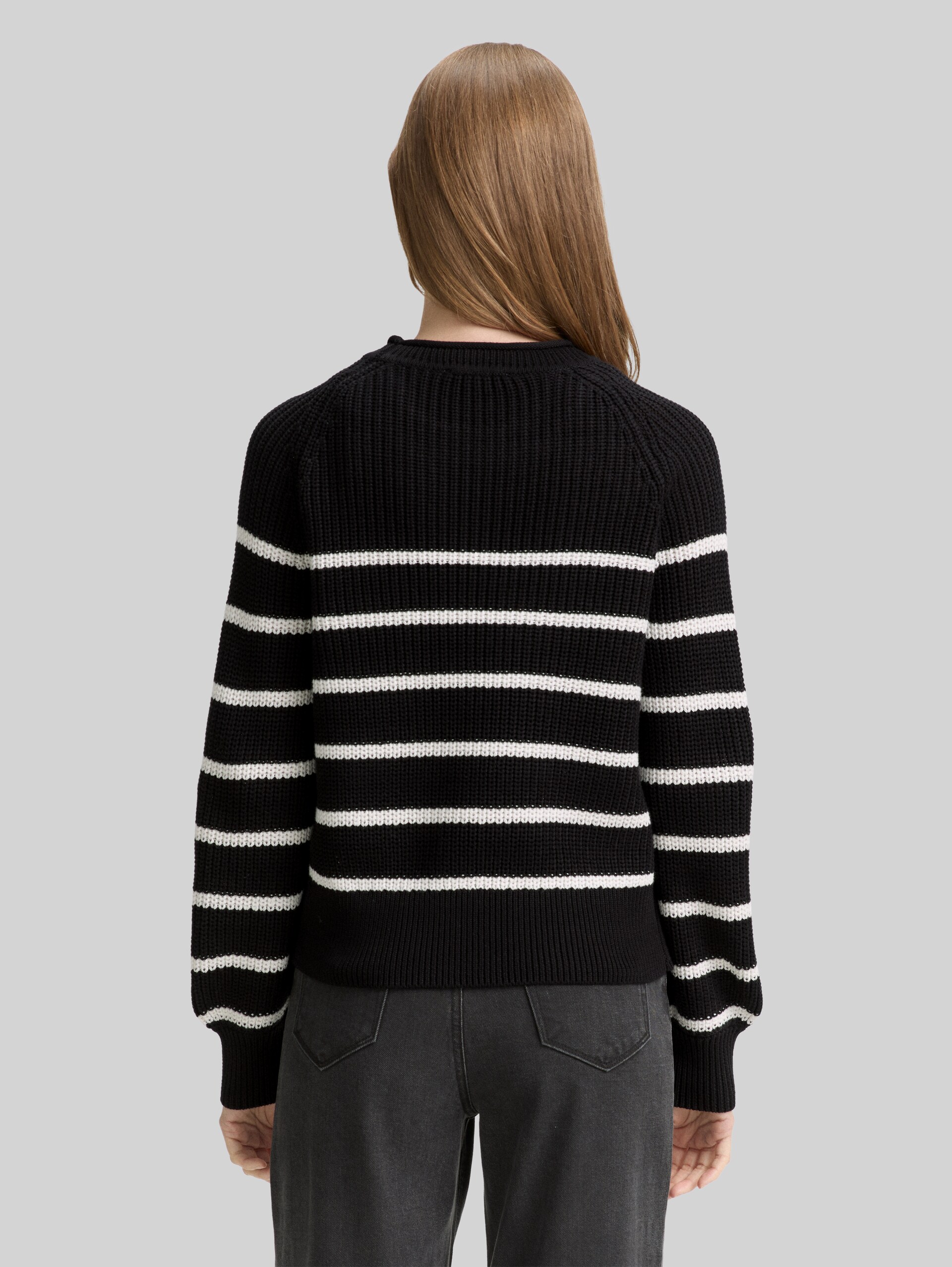 Knitted jumper with slightly puffed sleeves - placed black white stripe