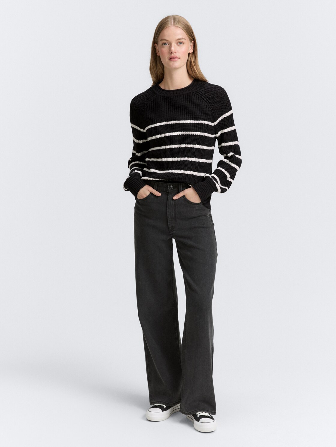 Strickpullover mit leichten Ballonärmeln - placed black white stripe - Model-Vorderansicht